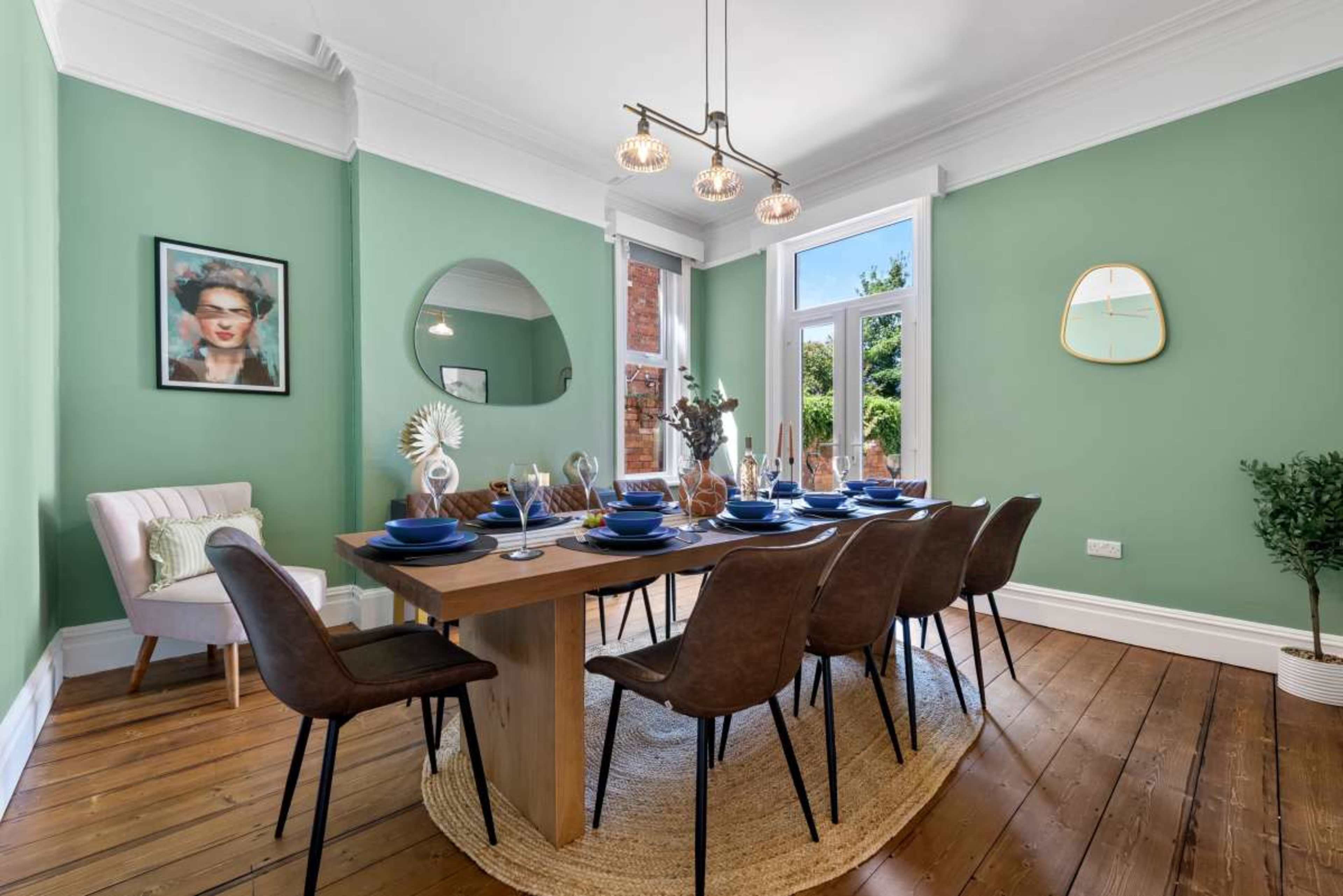 Podsmead Road 5-BR Luxurious Manor with Game Room, Sleeps 12 Image in Gloucester, Gloucestershire, ENG