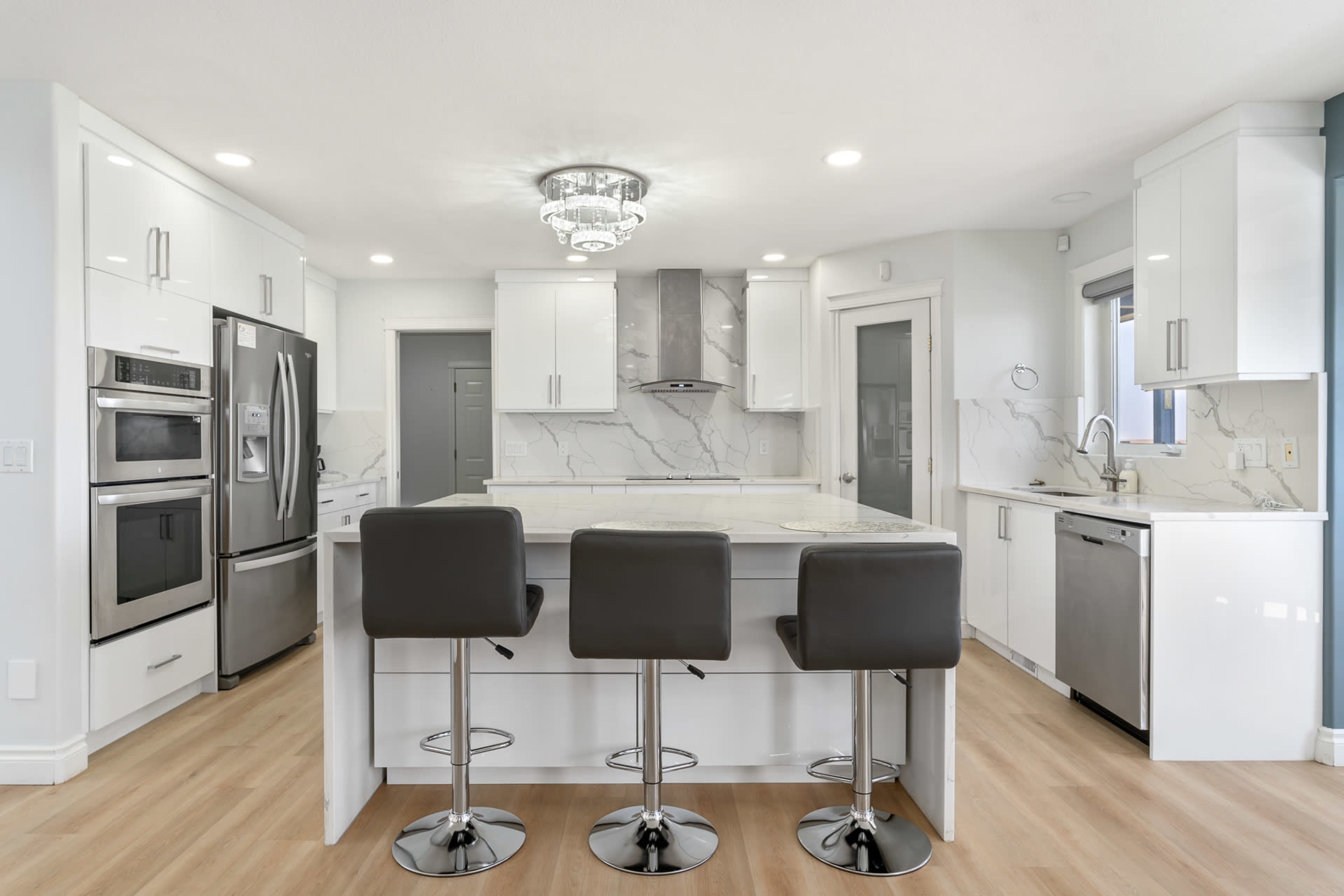 Acreage | Wedding Events | Parking for +30 Vehicles | Massive Property and House Image in , Delacour, AB