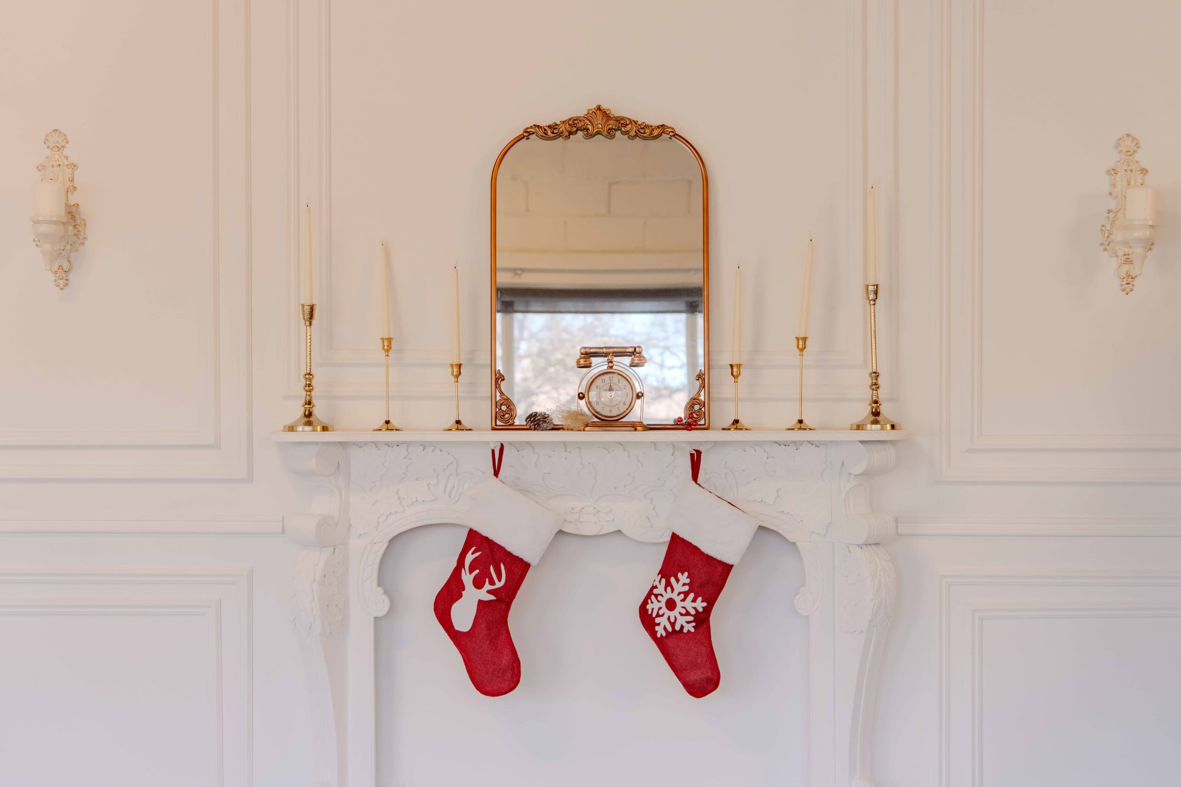 Natural light loft studio, fireplace, wainscoting Image in Niagara, Toronto, ON