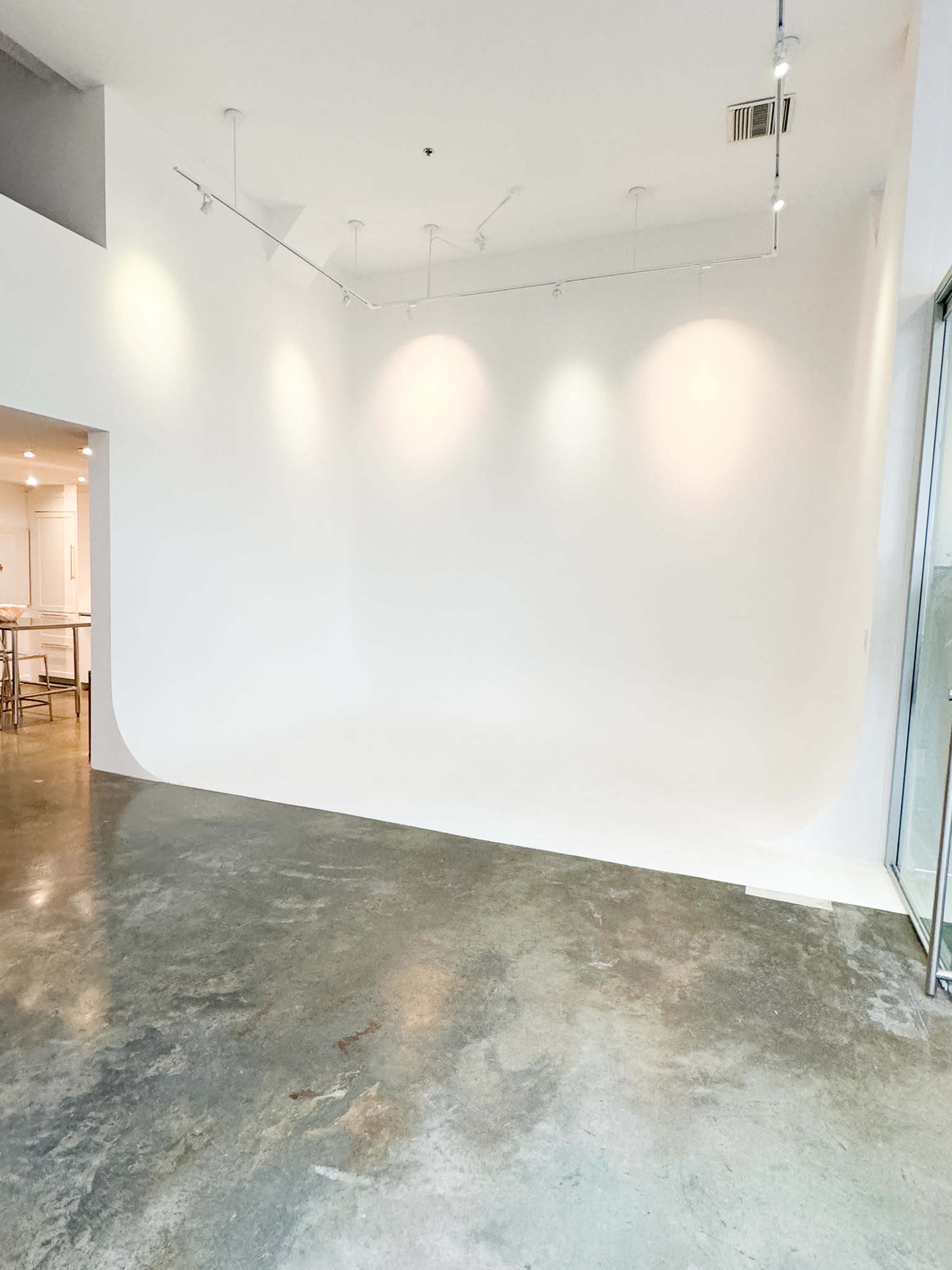 Venice Photo Studio with Beautiful Natural Light and Double Cyc Wall Image in Venice, Venice, CA