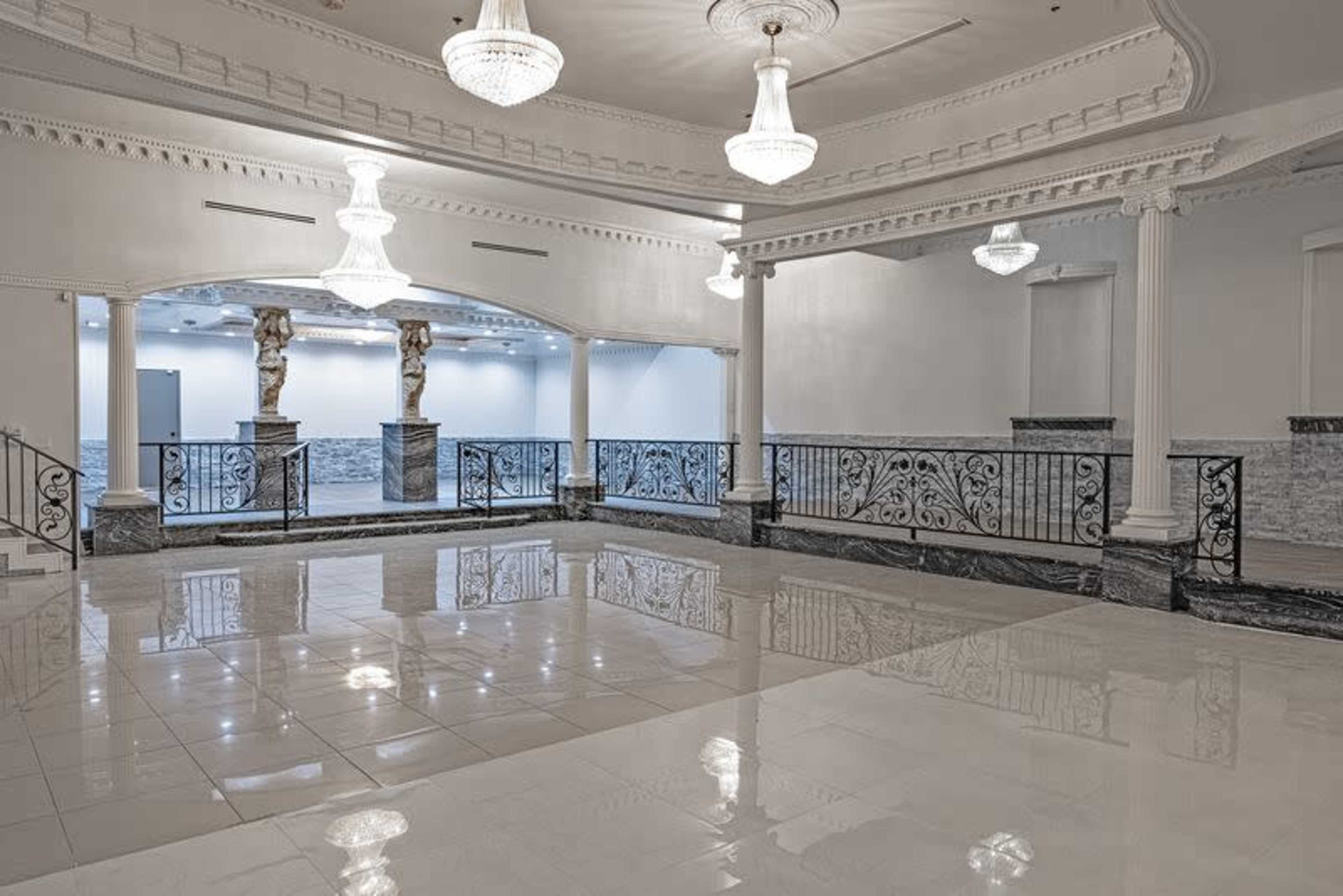 SPACIOUS BANQUET HALL WITH ROAMN EMAPIRE ACCENTS Image in Valley Glen, north hollywood, CA
