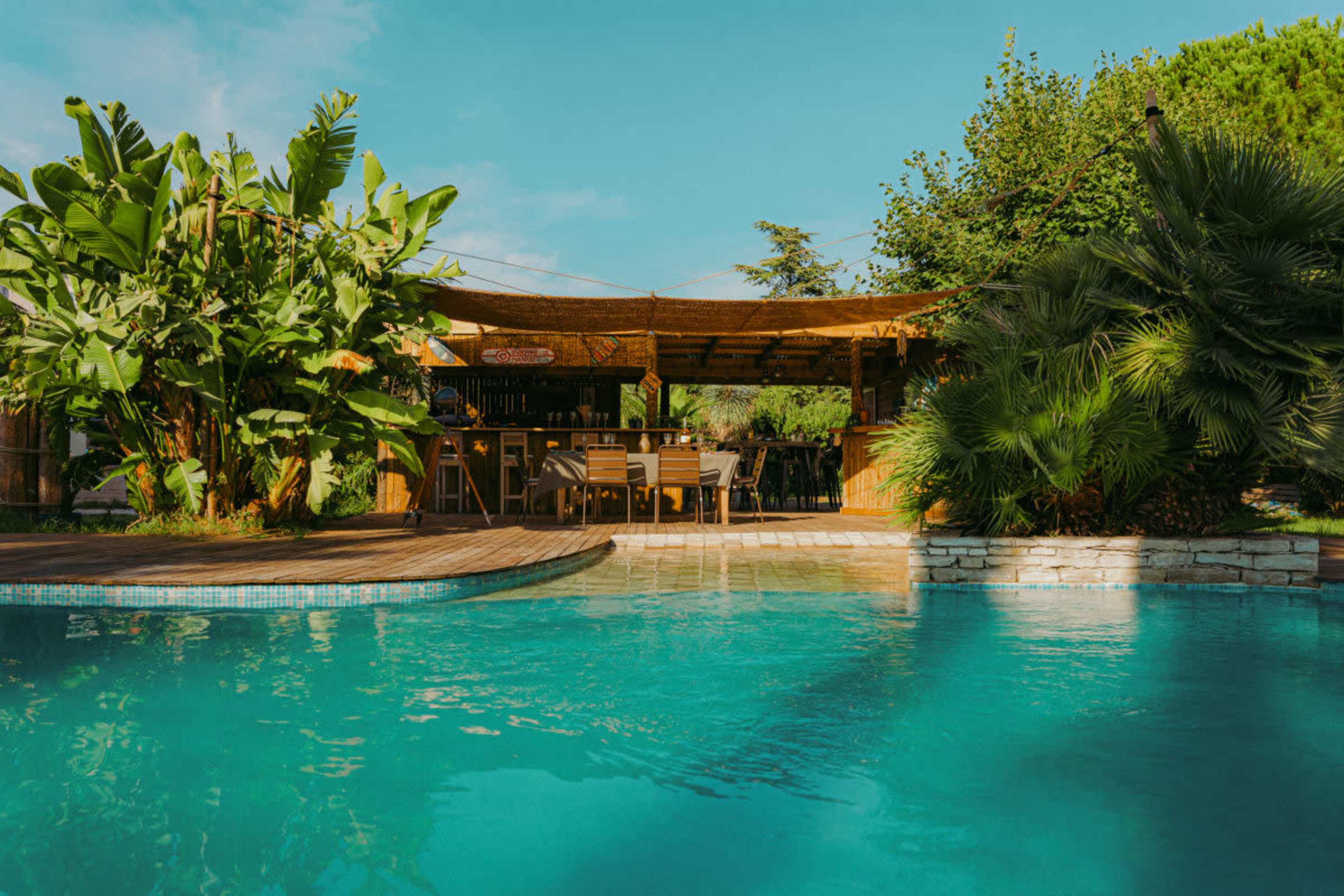 Jardin tropical et piscine Image dans , Hyères, 