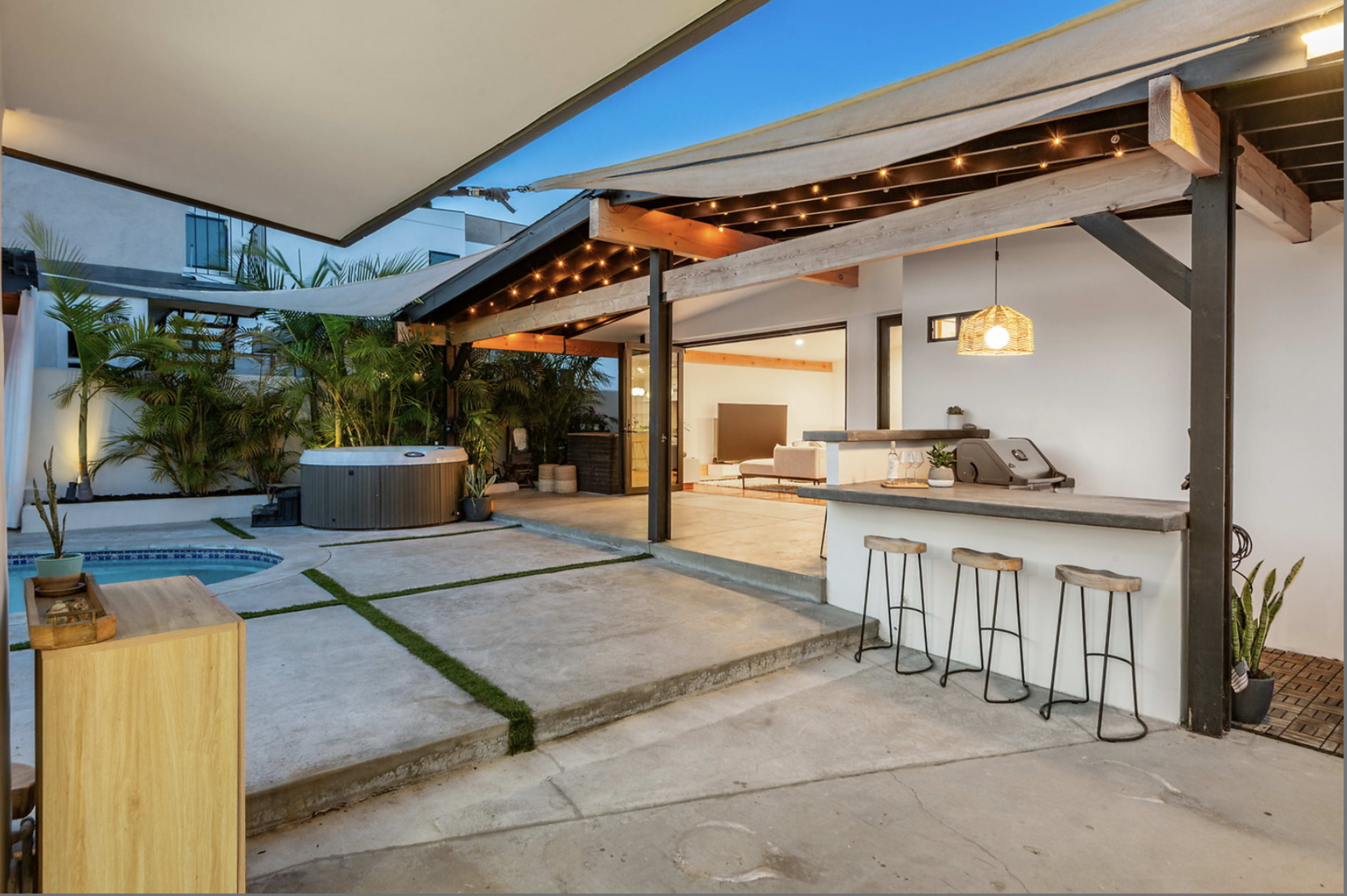 Mid-Century Modern Beach Villa House Image in Alamitos Heights, long beach, CA