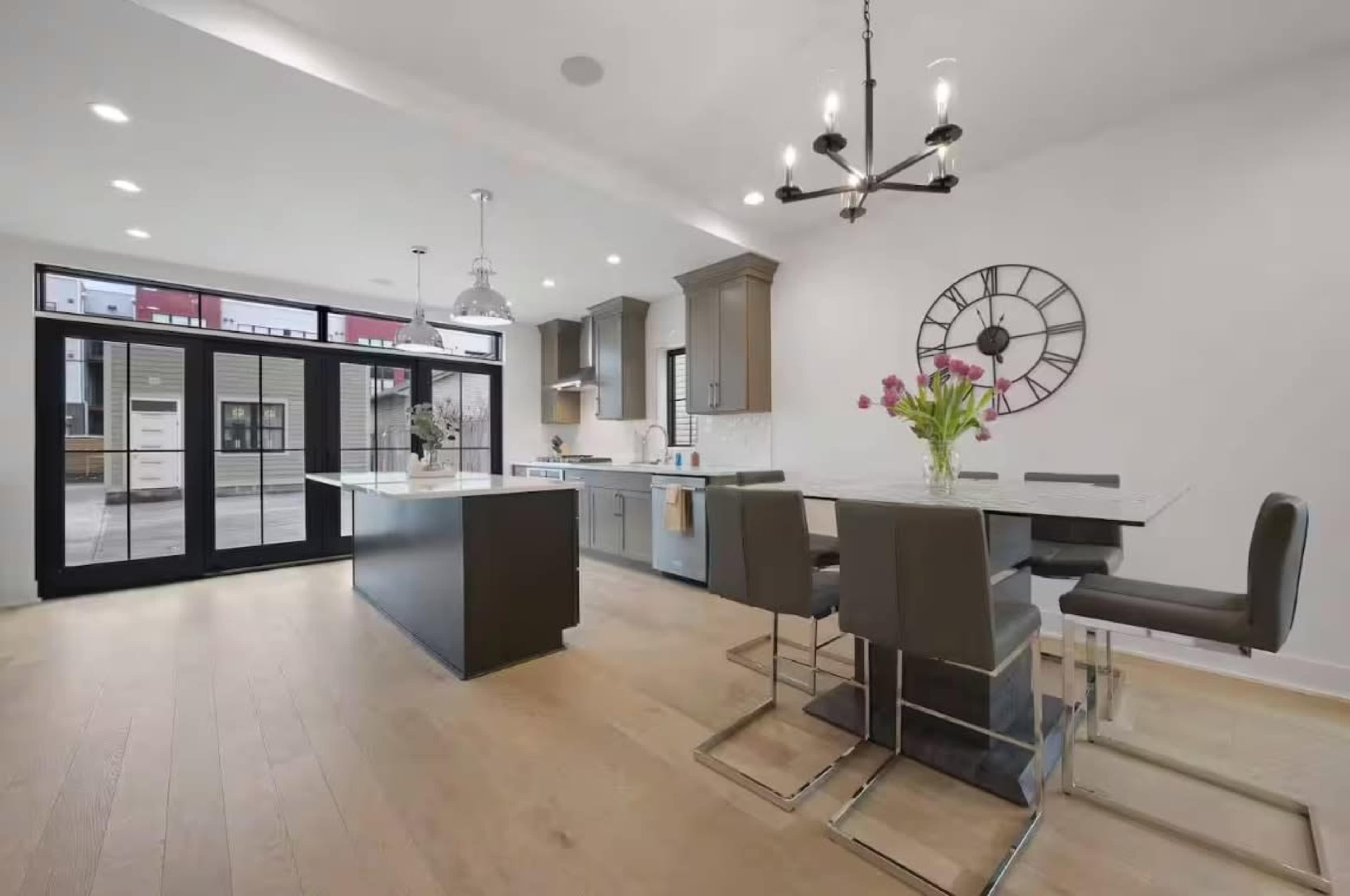 Casa Cielo 🌿🐯Short North • Convention • Free Parking• King Bed Image in Italian Village, Columbus, OH