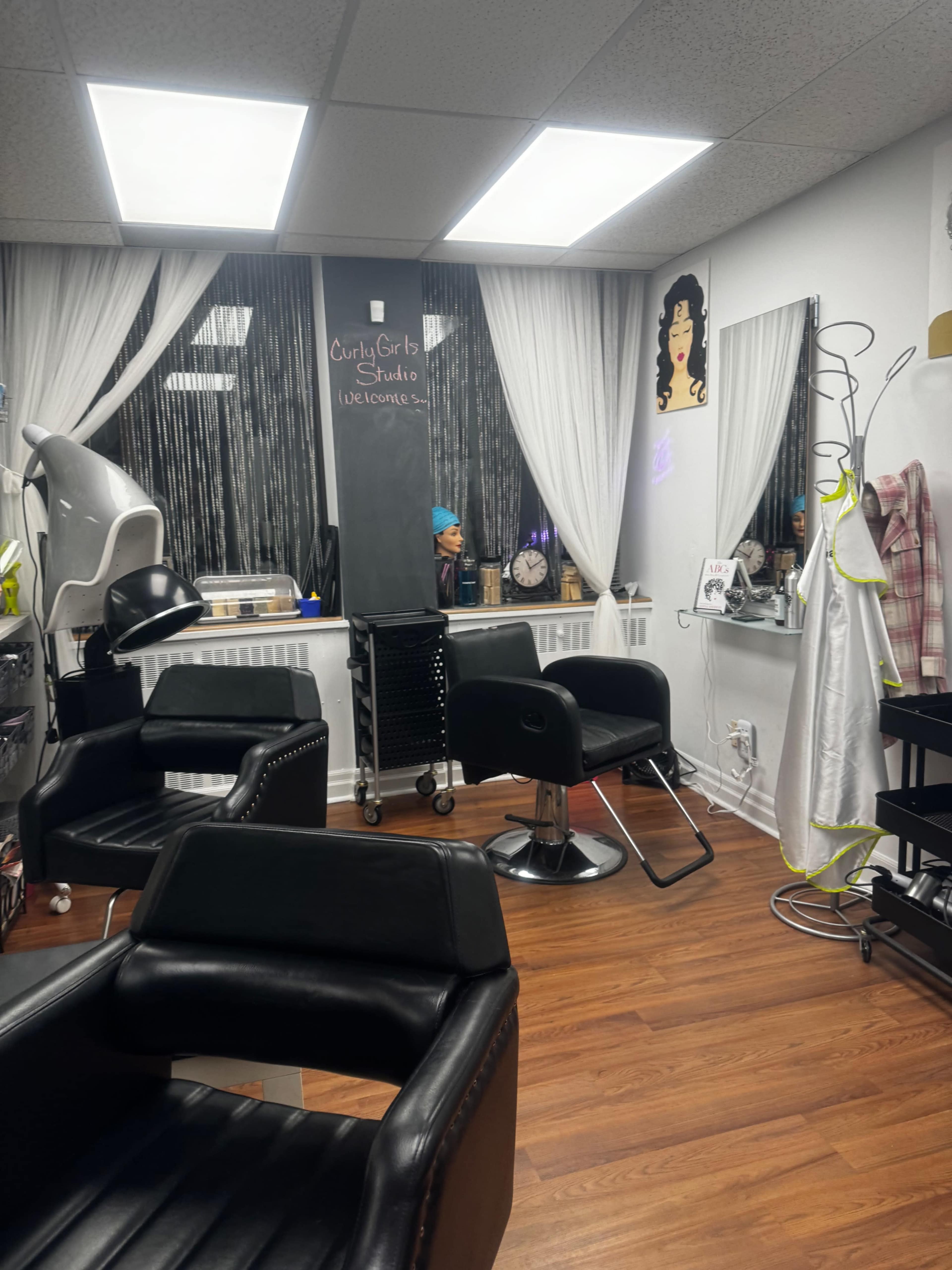 Upper Level Boutique Salon Image in Bedford Park, Toronto, ON
