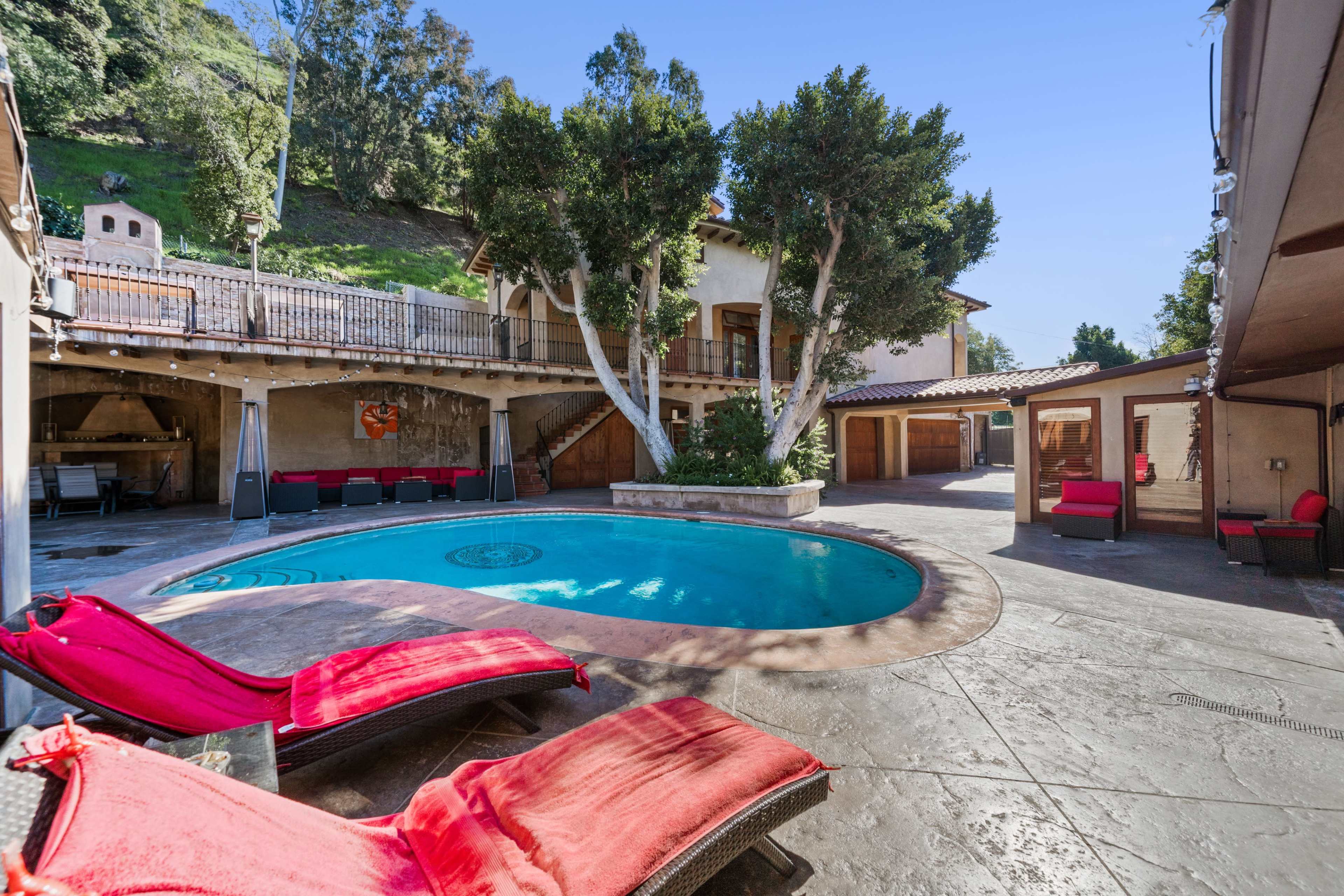 LUXURY ENTERTAINMENT COMPLEX IN BEVERLY HILLS Image in Los Angeles, Beverly Hills, CA