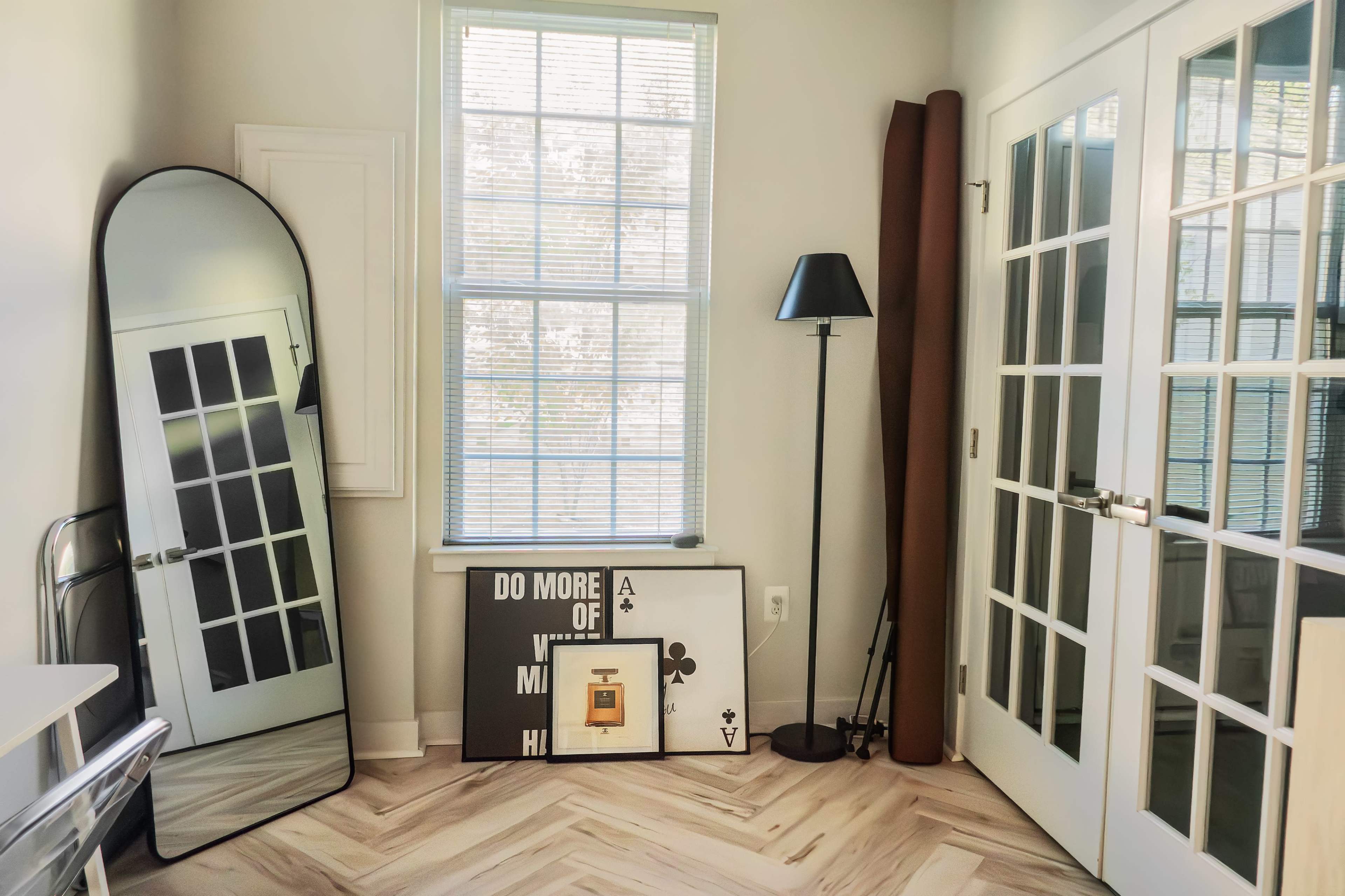 DMV/DC Metro Boutique Studio w/ Seamless Backdrops & Pro Lighting — Perfect for Photo & Content Image in Lake Arbor, Largo, MD