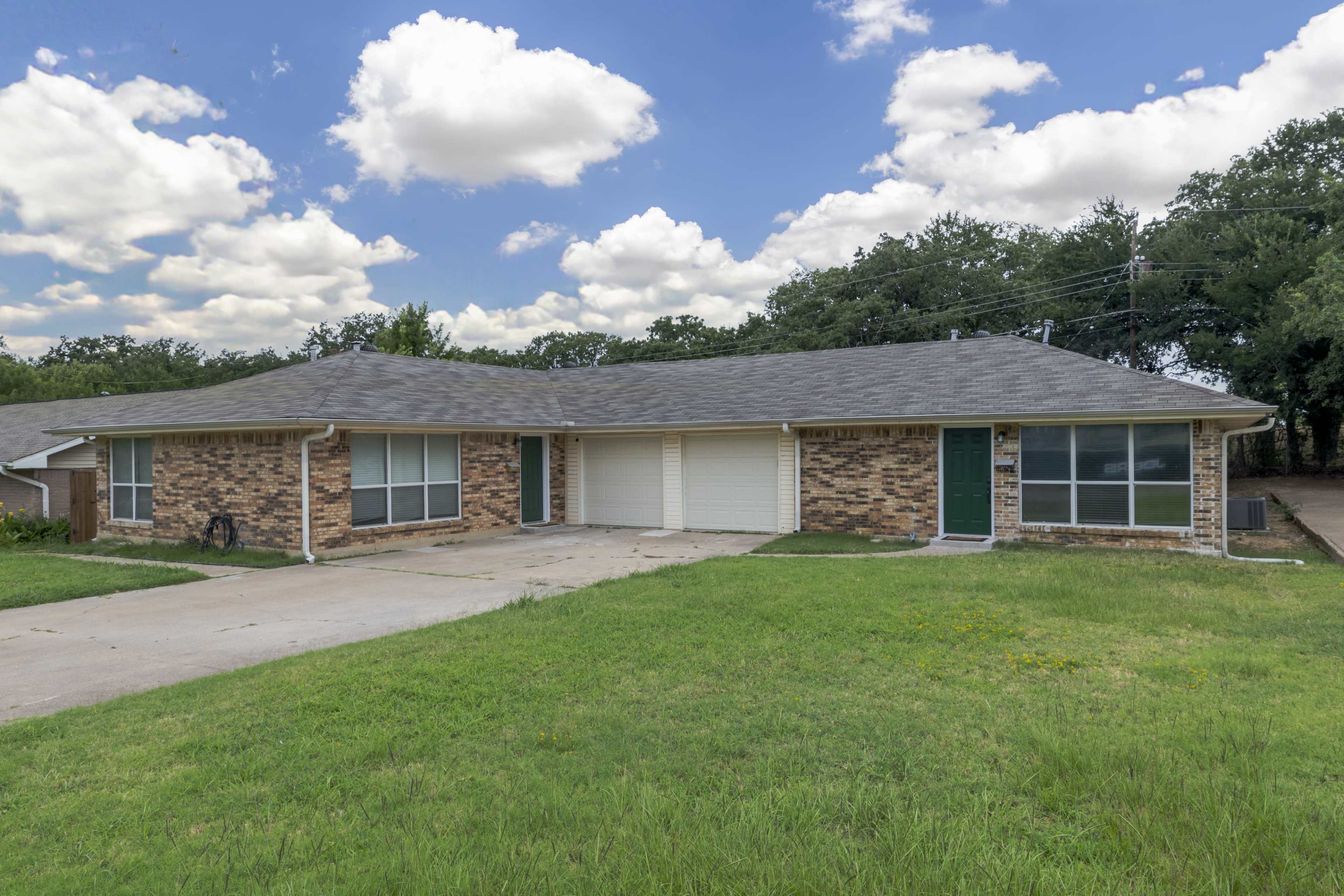 Cozy Family-Friendly Duplex with Yard, Parking & Fast Wi-Fi Image in Euless, Euless, TX