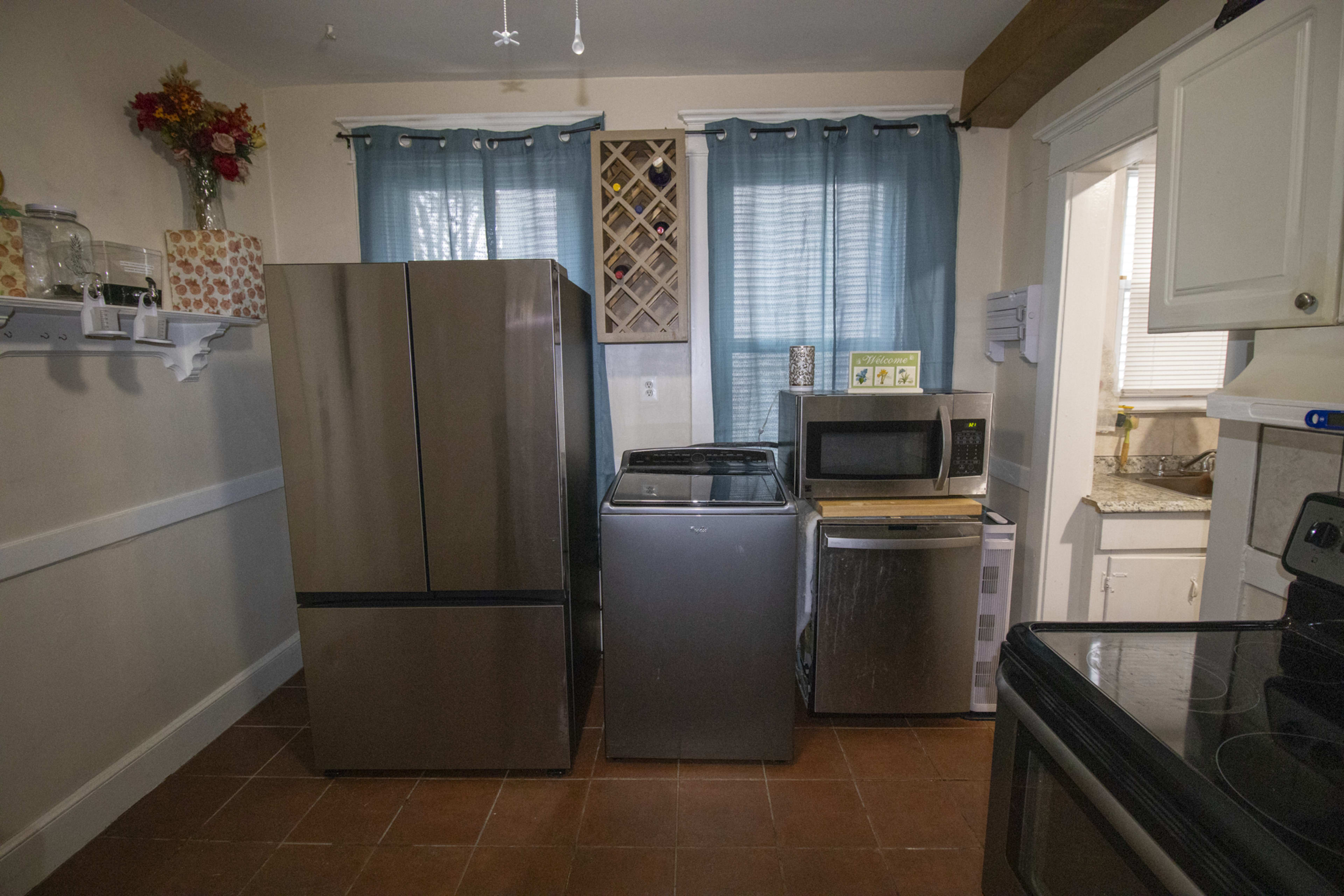 Apartment in Artsy Westville New Haven. Image in Amity, New Haven, CT