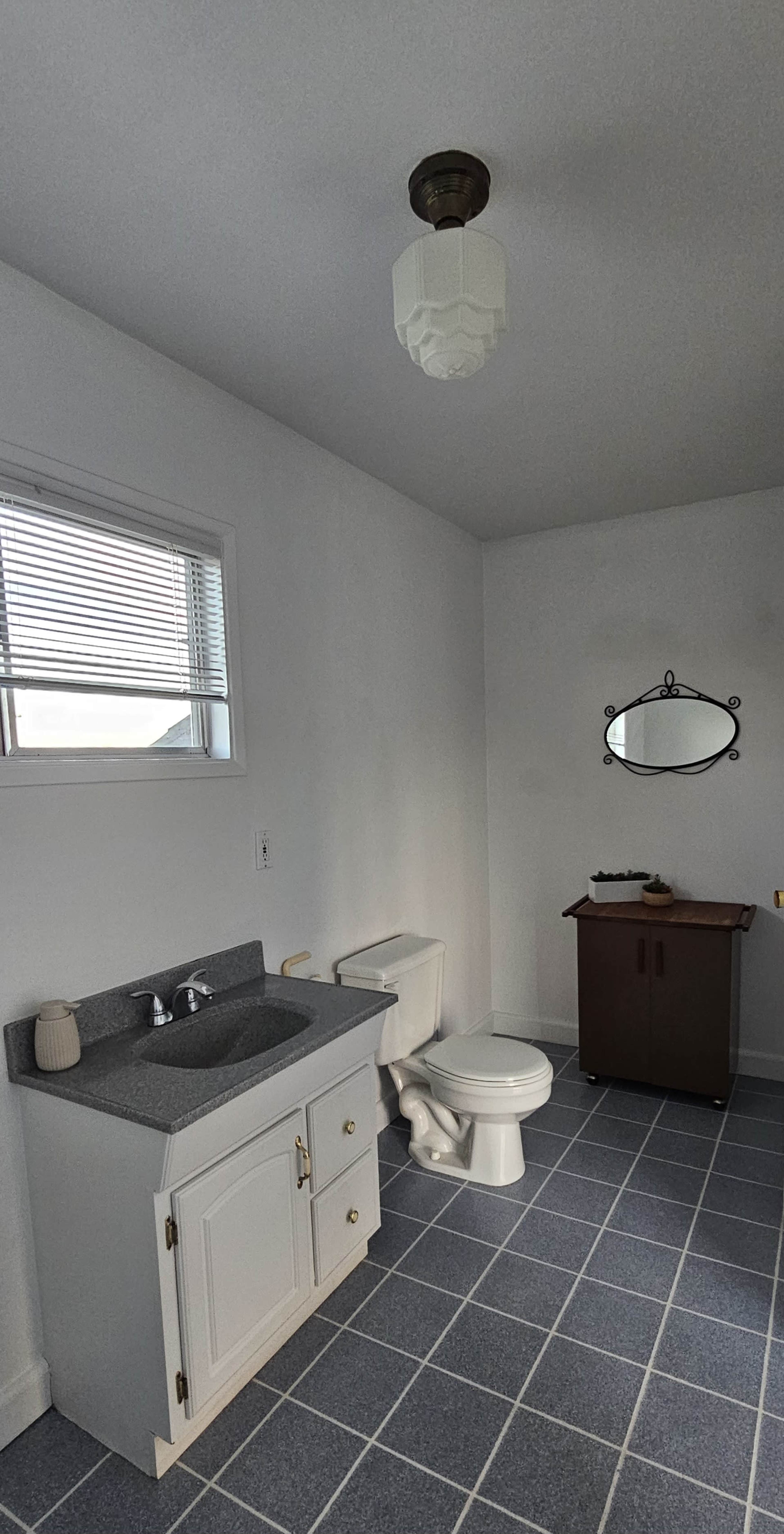 Upstairs 500 sq ft urban space with bathroom in SE Hawthorne Historic District Image in Richmond, Portland, CA