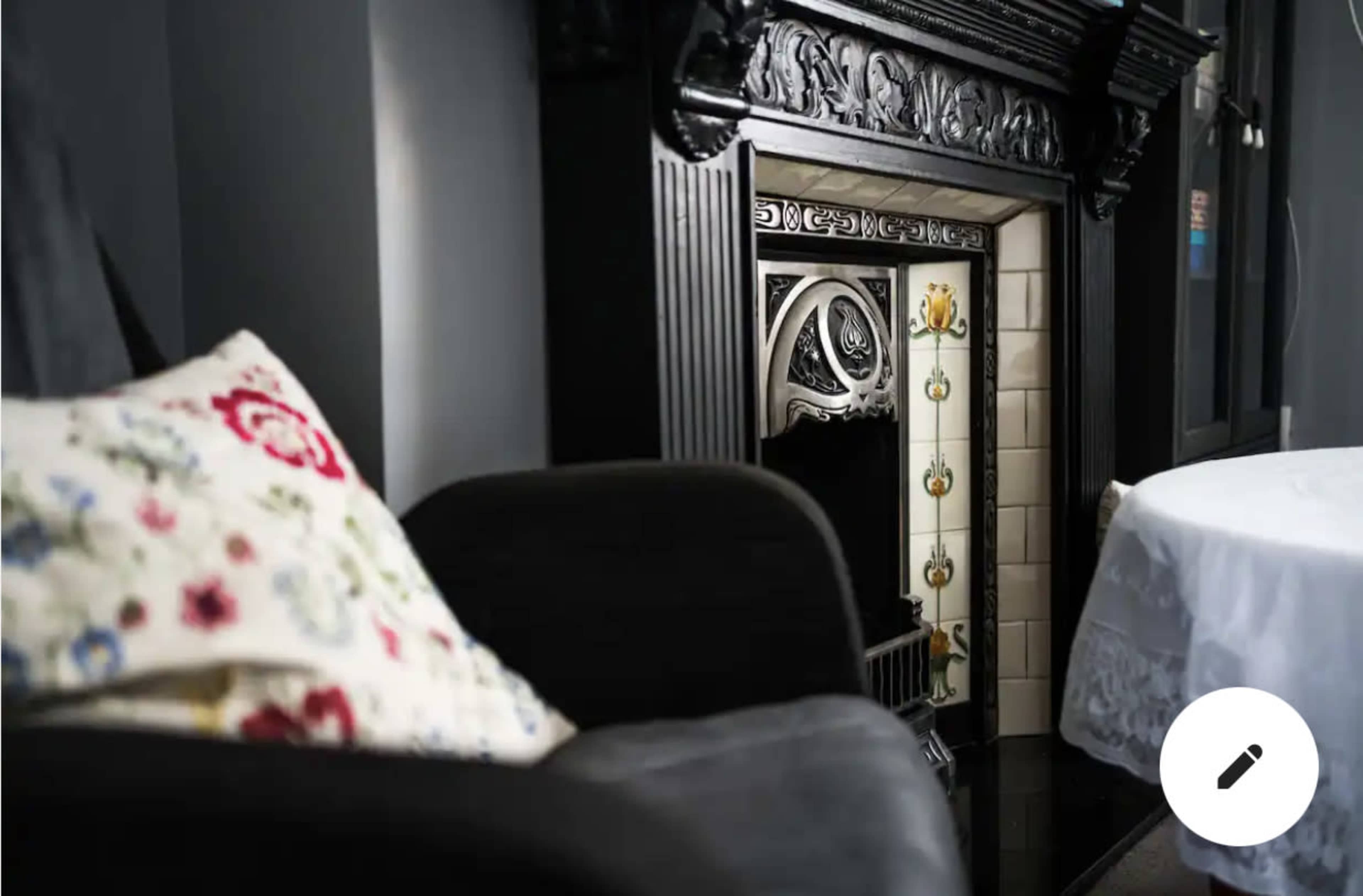 Charming Period-Style Studio with Lace Detailing and Clawfoot Bathtub Image in Woolwich, London, ENG