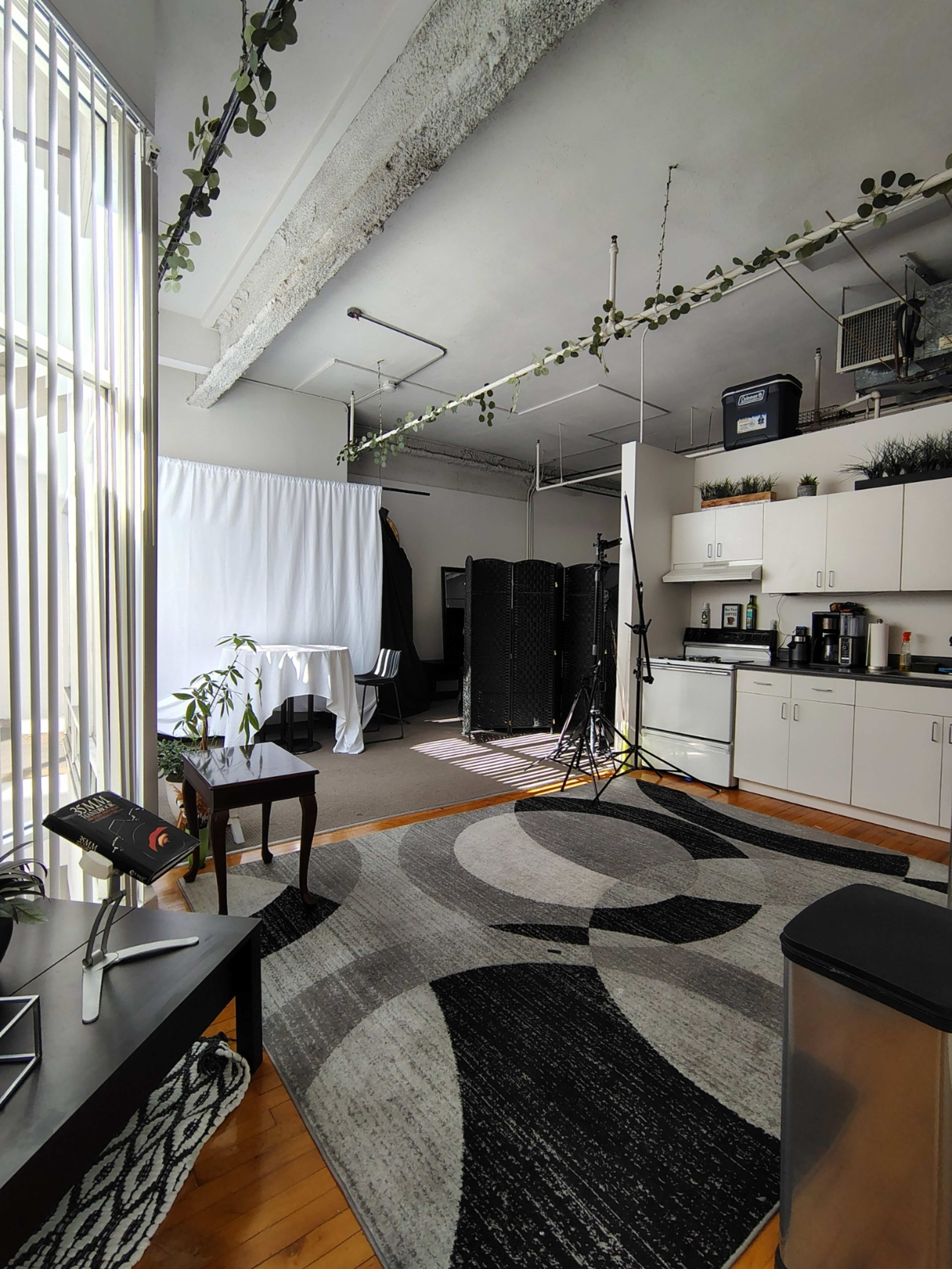 Downtown high ceiling flat with floor to ceiling windows as walls Image in Downtown San Diego, San Diego, CA