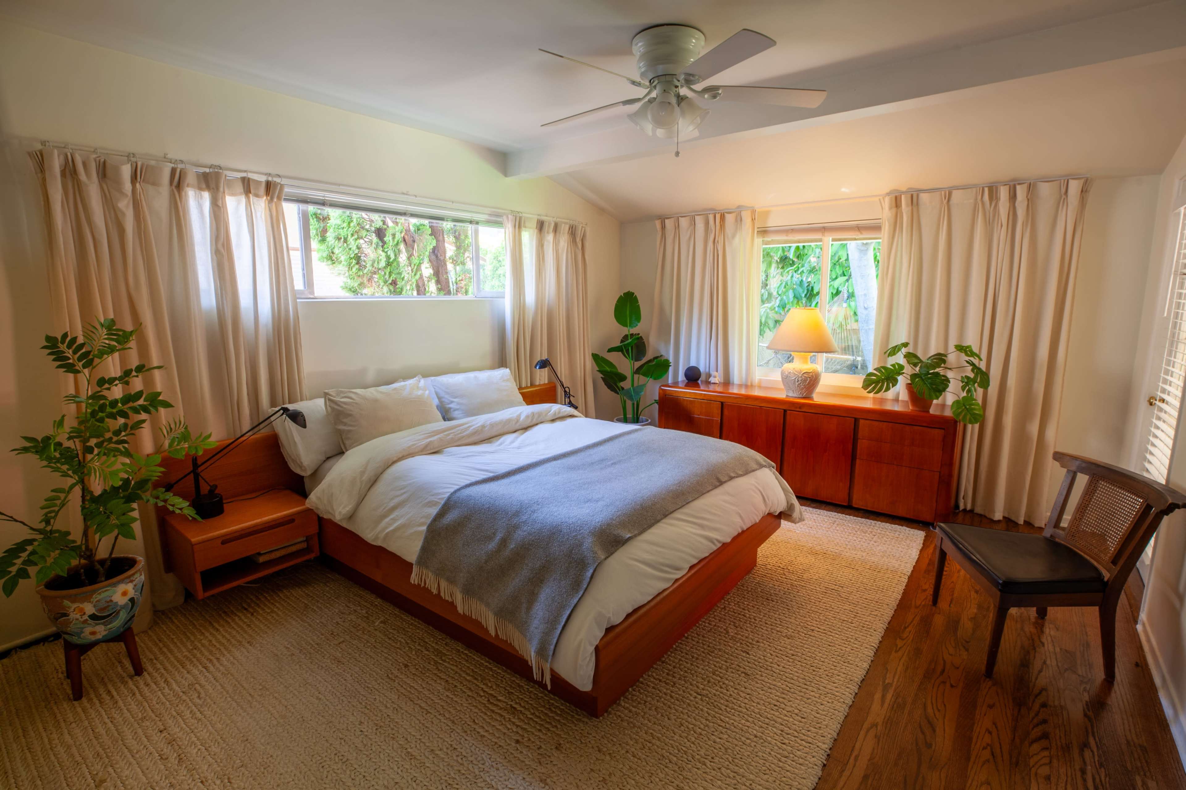 Valley Village | Mid Century Style Bedroom Image in Valley Glen, Valley Village, CA