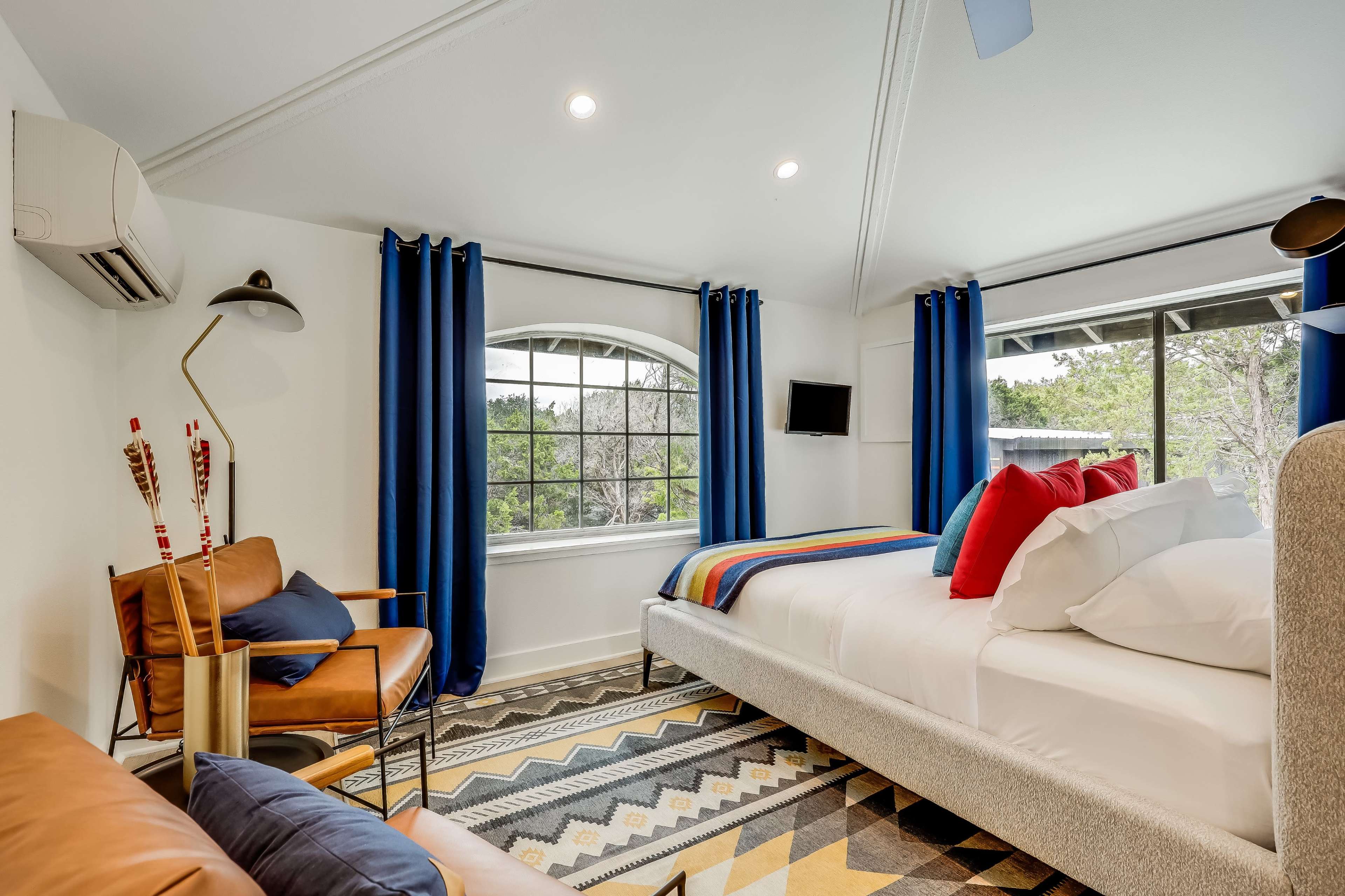 Summer camp vibes! Hill Country Oasis with fire pit and hot tubs; Perfect for small retreats Image in , Jonestown, TX