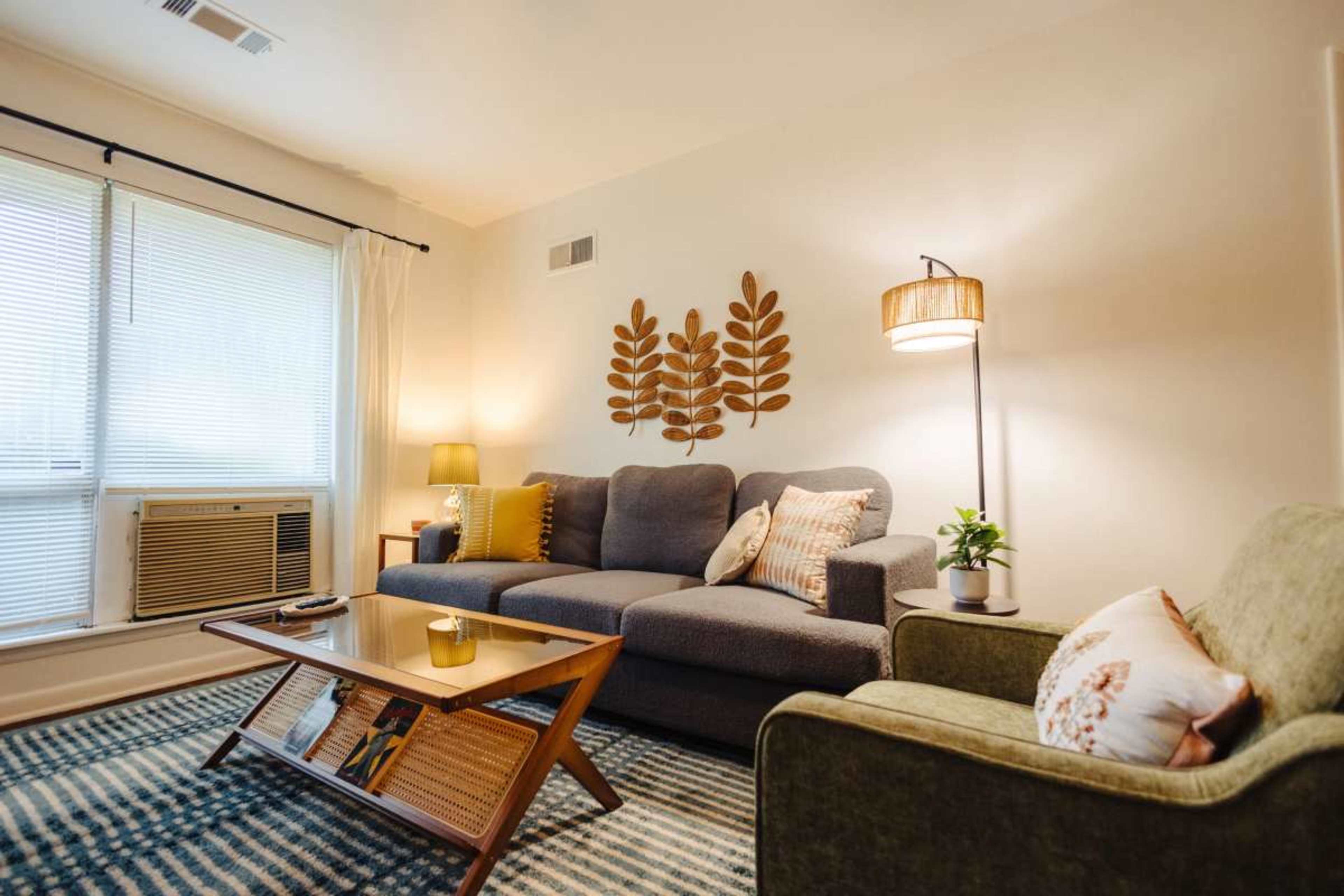 Centrally Located King Bed Midtown Memphis 2360 Image in Binghampton, Memphis, TN