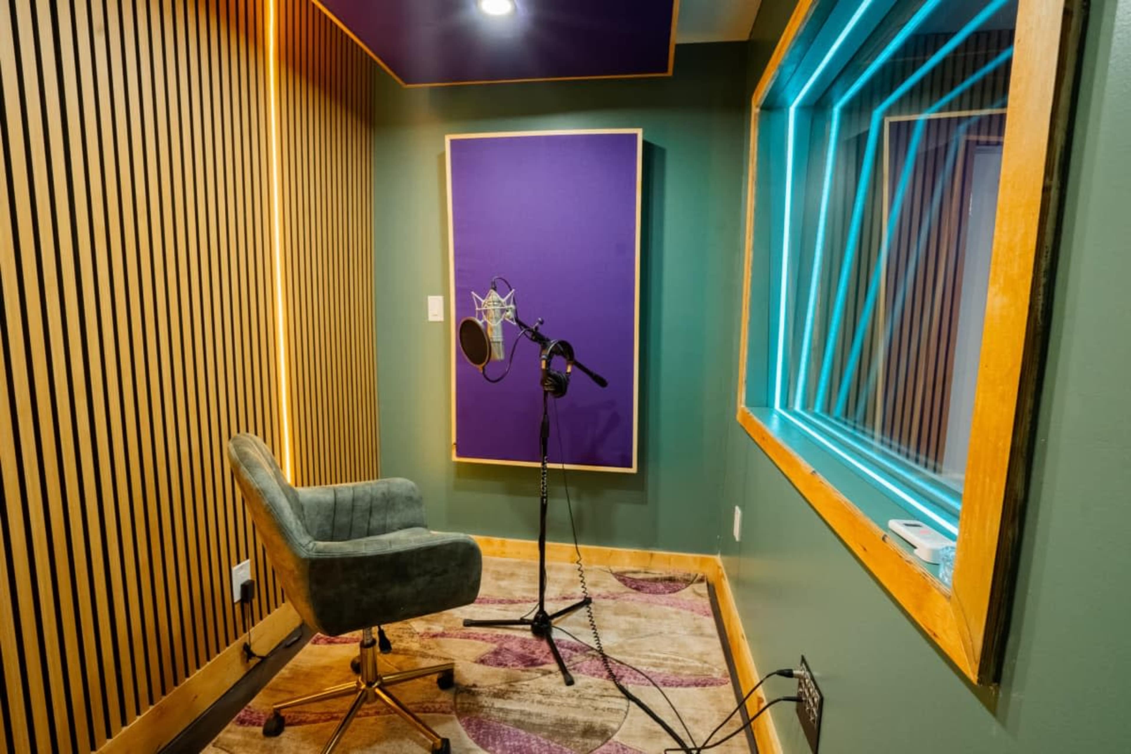Retro-Style, Fully-Equipped Recording Studio Image in Toluca Lake, North Hollywood, CA