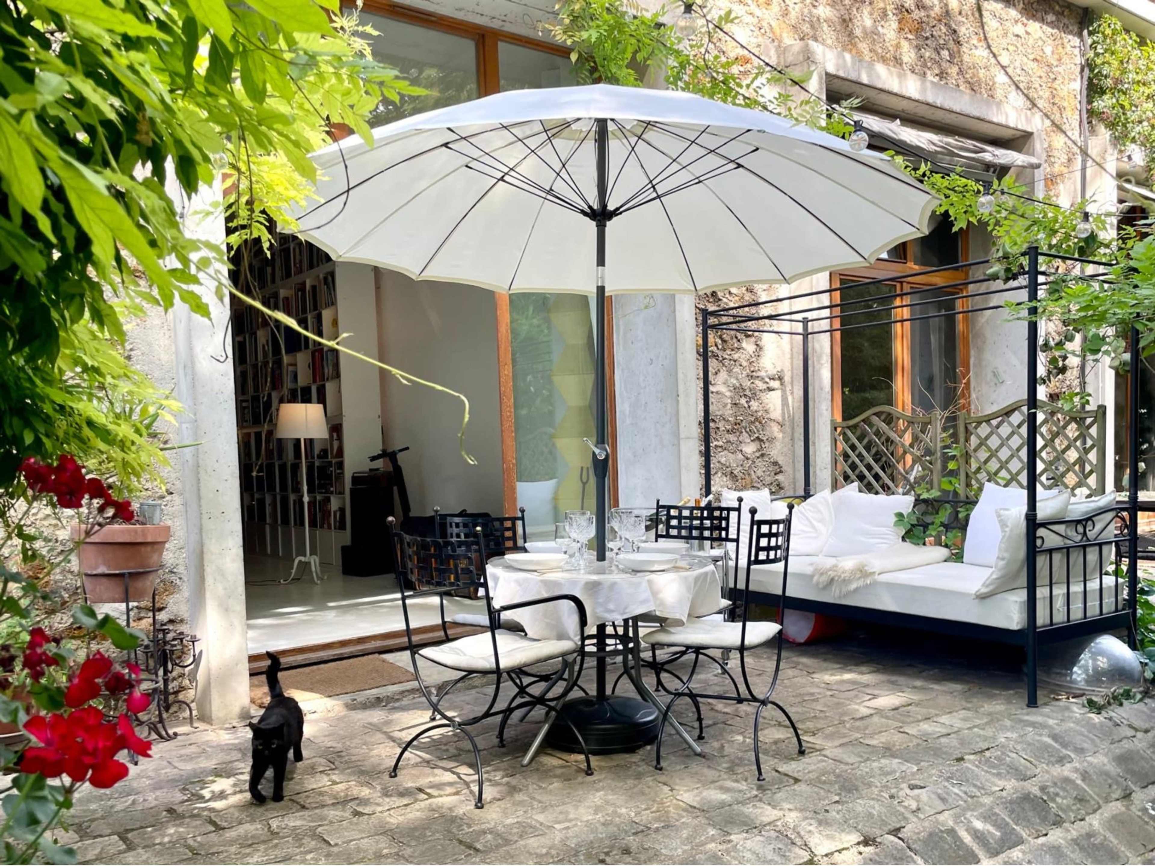 Un Décor De Cinéma : Loft Industriel D’exception Au Cœur D’un Jardin Secret. Image in , Ivry-sur-Seine