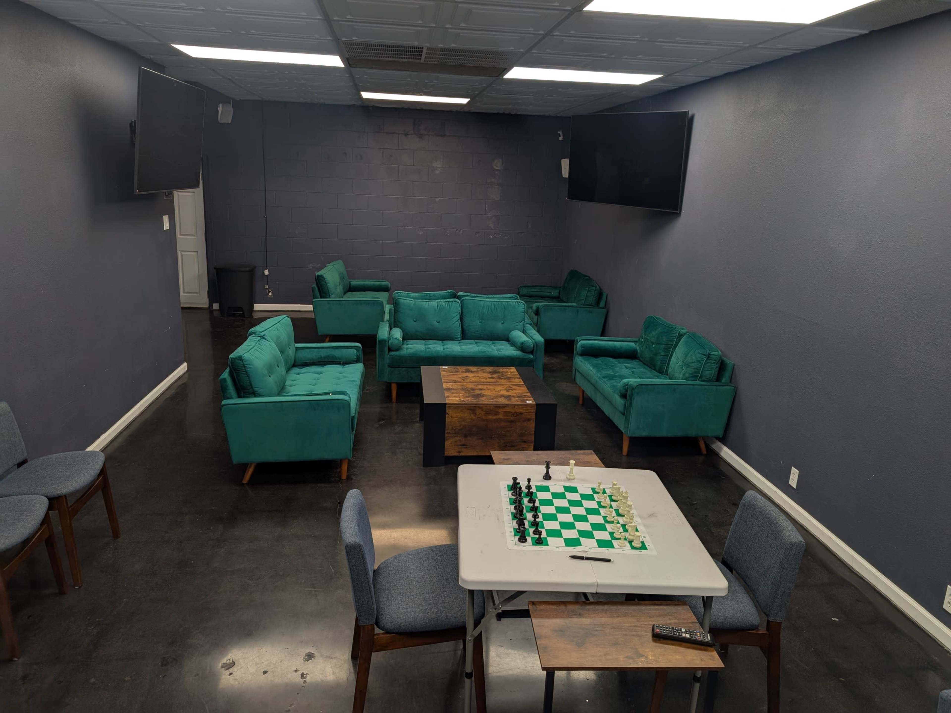 A discreet, high-functioning social space with everything built in. Image in Rosemont, Sacramento, CA