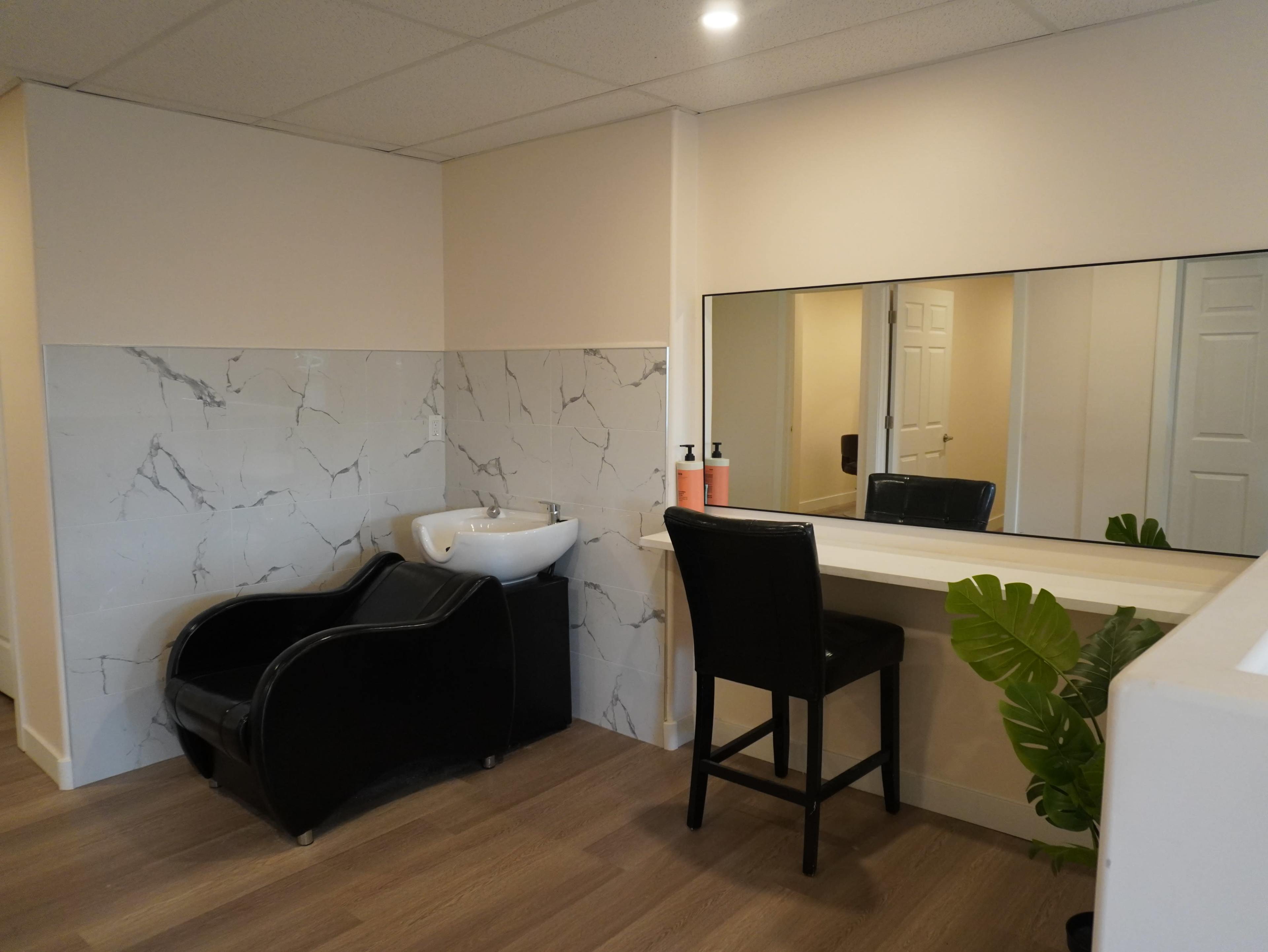 Get Ready In A  Downtown Calgary Hair Salon Image in Northwest Calgary, Calgary, AB