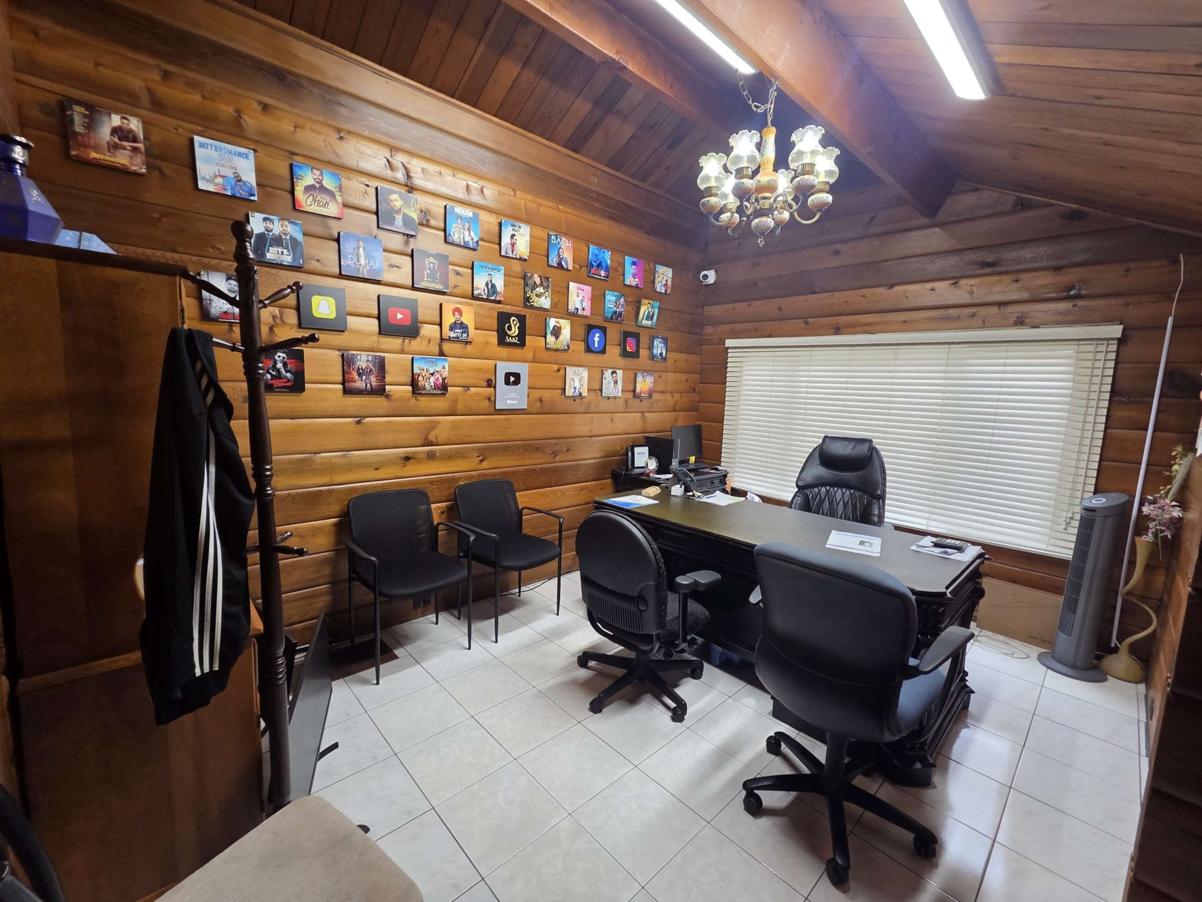Log house with office set up Image in Caledon, Caledon, ON