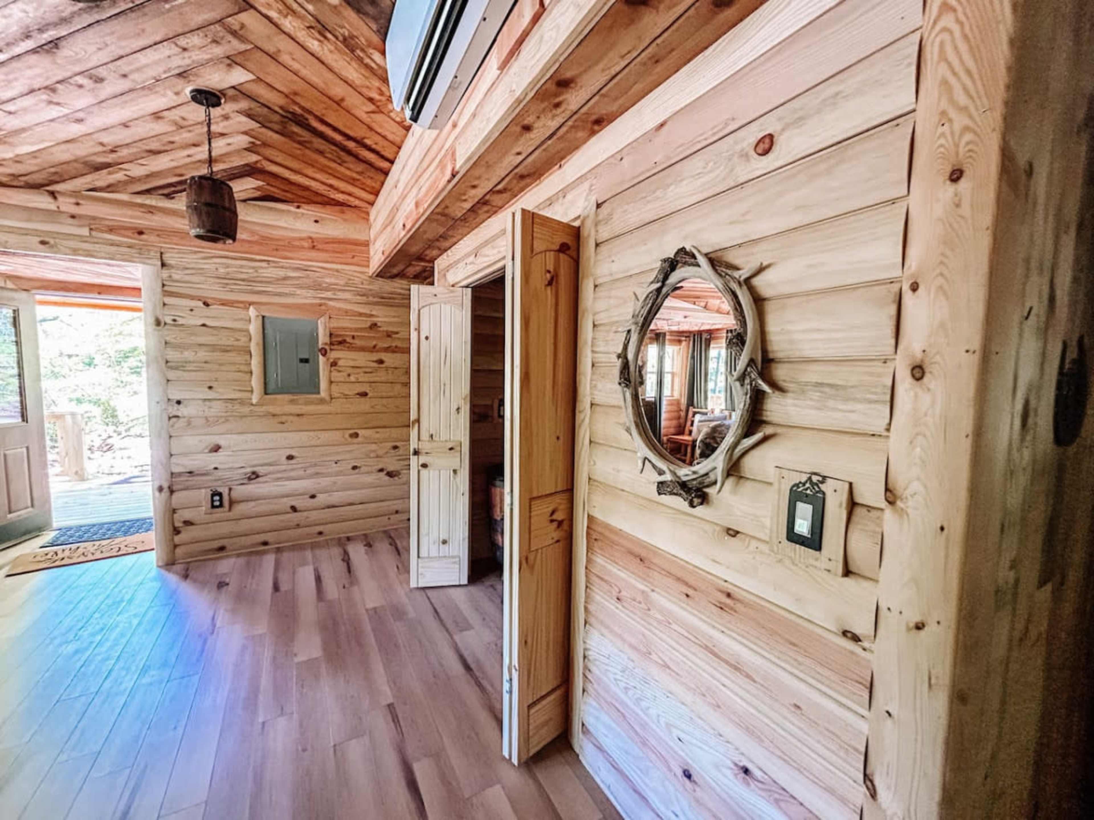 Hilltop Cabin Image in Jefferson Township, Martinsville, IN