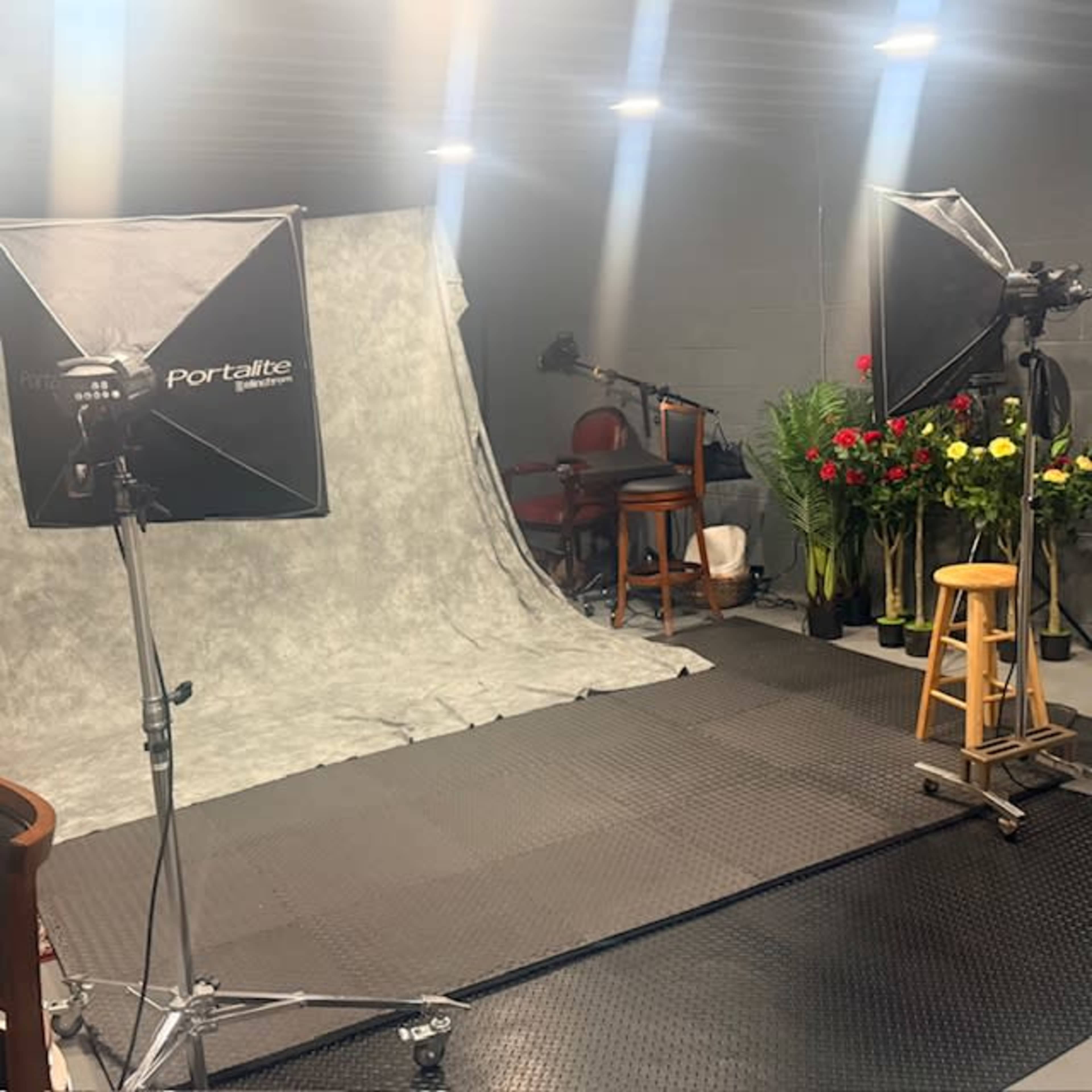 large studio space with lighting Image in Northeast Philadelphia, Philadelphia, PA