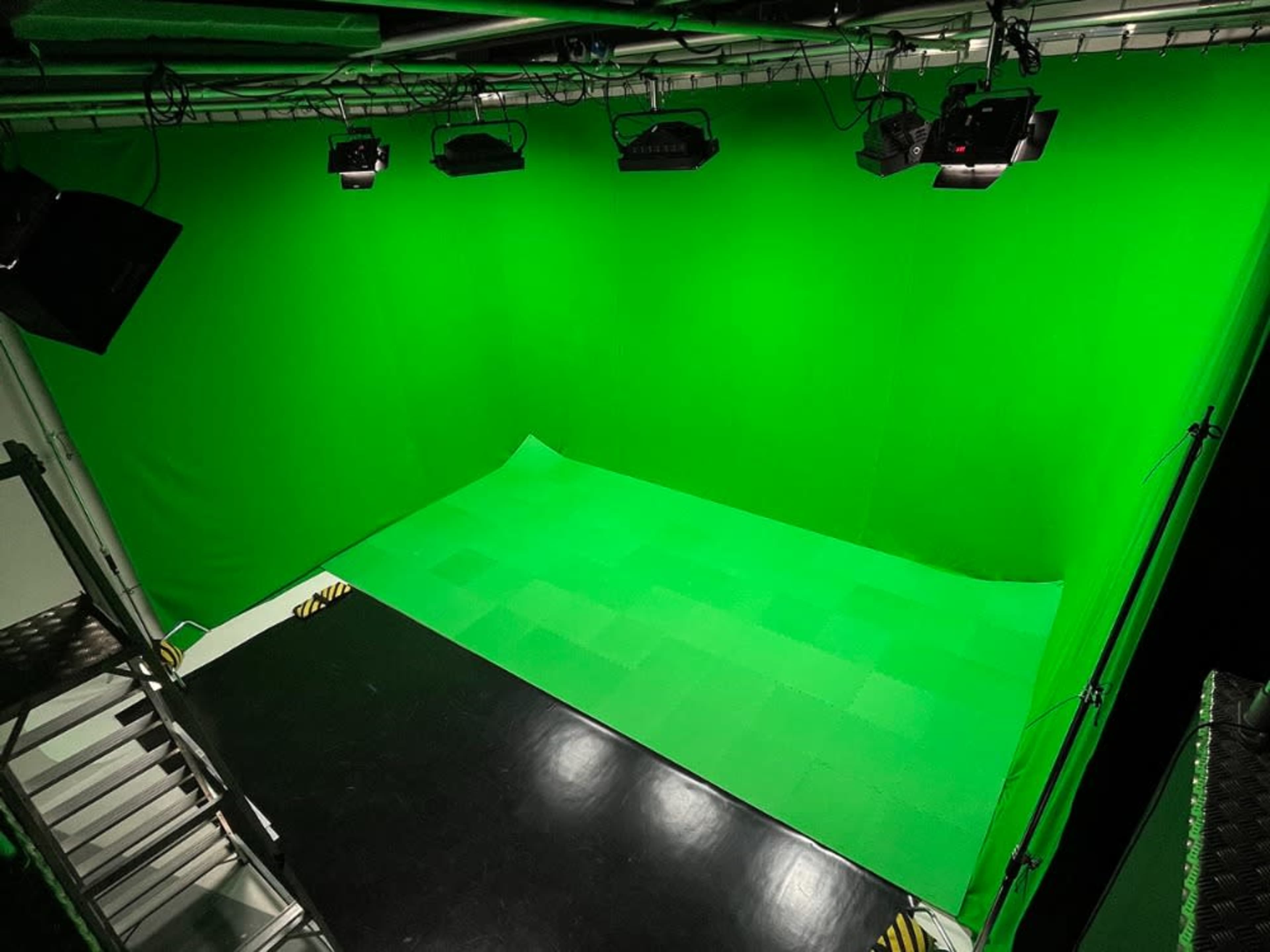 GREEN SCREEN SET-UP AND PRE-LIT