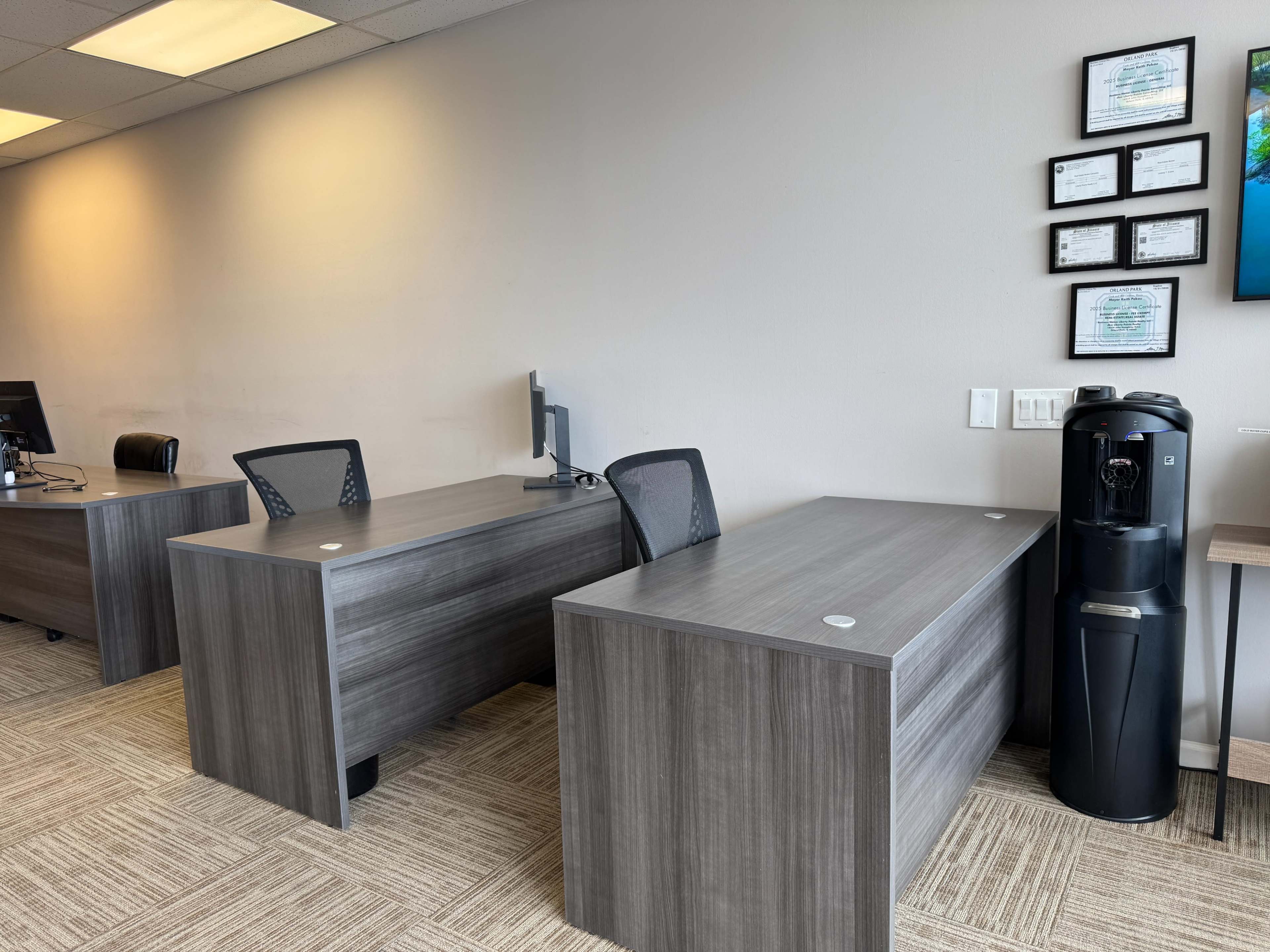 Clean and Contemporary Desk Space in a Business-Friendly Setting Image in Orland Township, Orland Park, IL