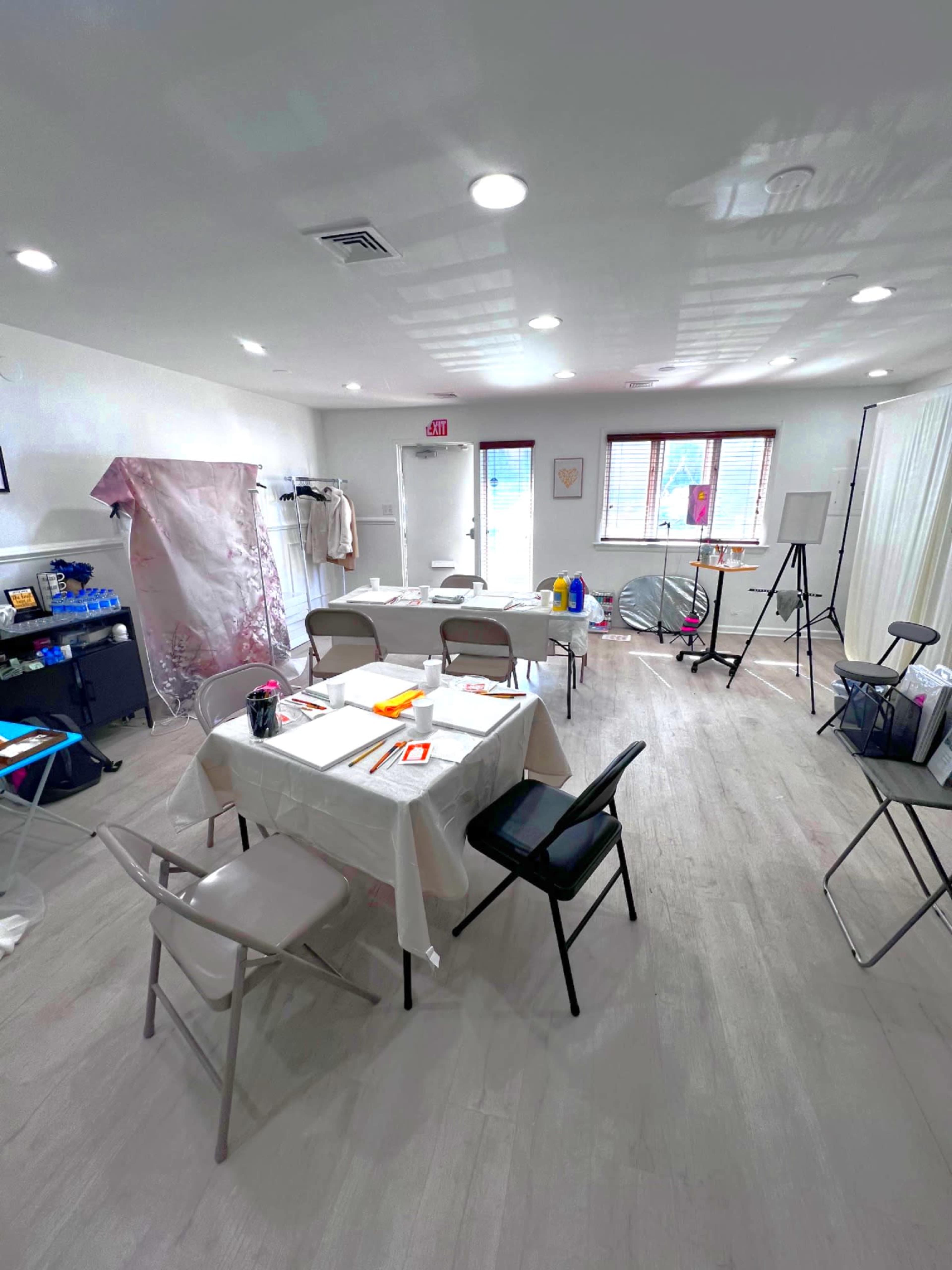 Private Luxury Studio for experienced photographers, with private entrance, 1st floor no steps Image in Merrifield, Falls Church, VA