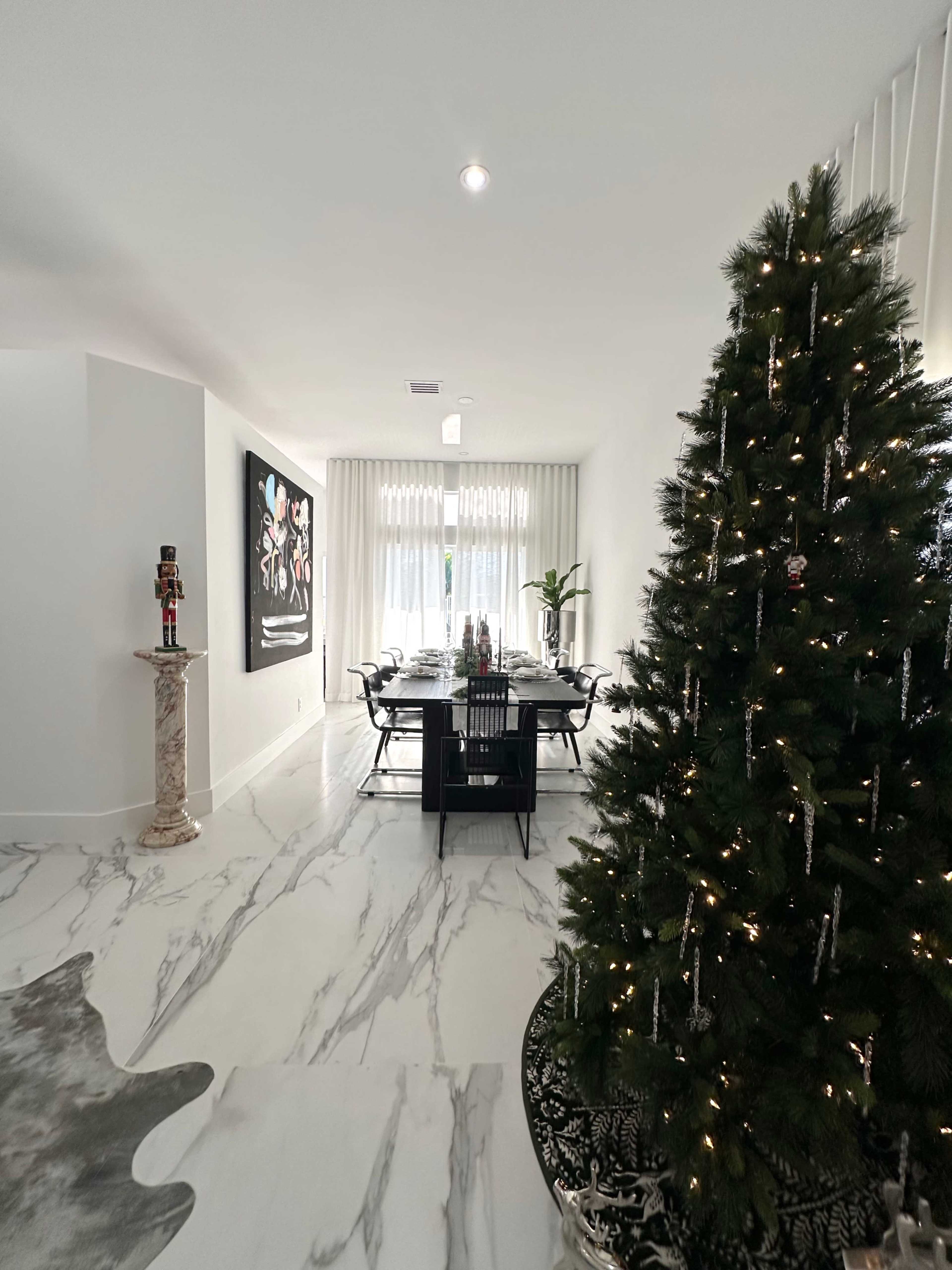 Contemporary Chic Home with Elegant Dining Space Image in Weston, Weston, FL