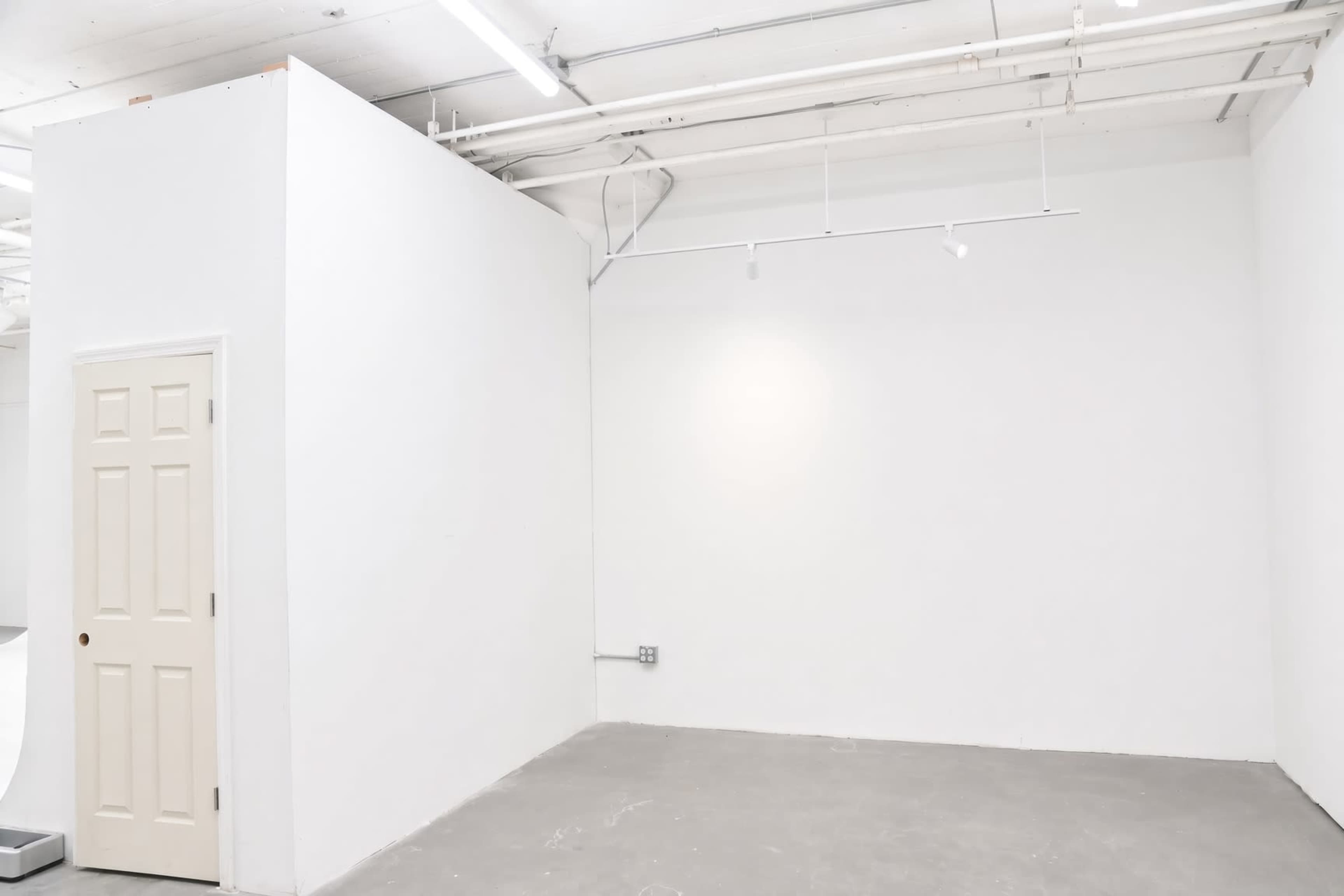 Large Creative Studio Space W/ White Cyc Wall / Free Parking Image in West Side, Jersey City, NJ