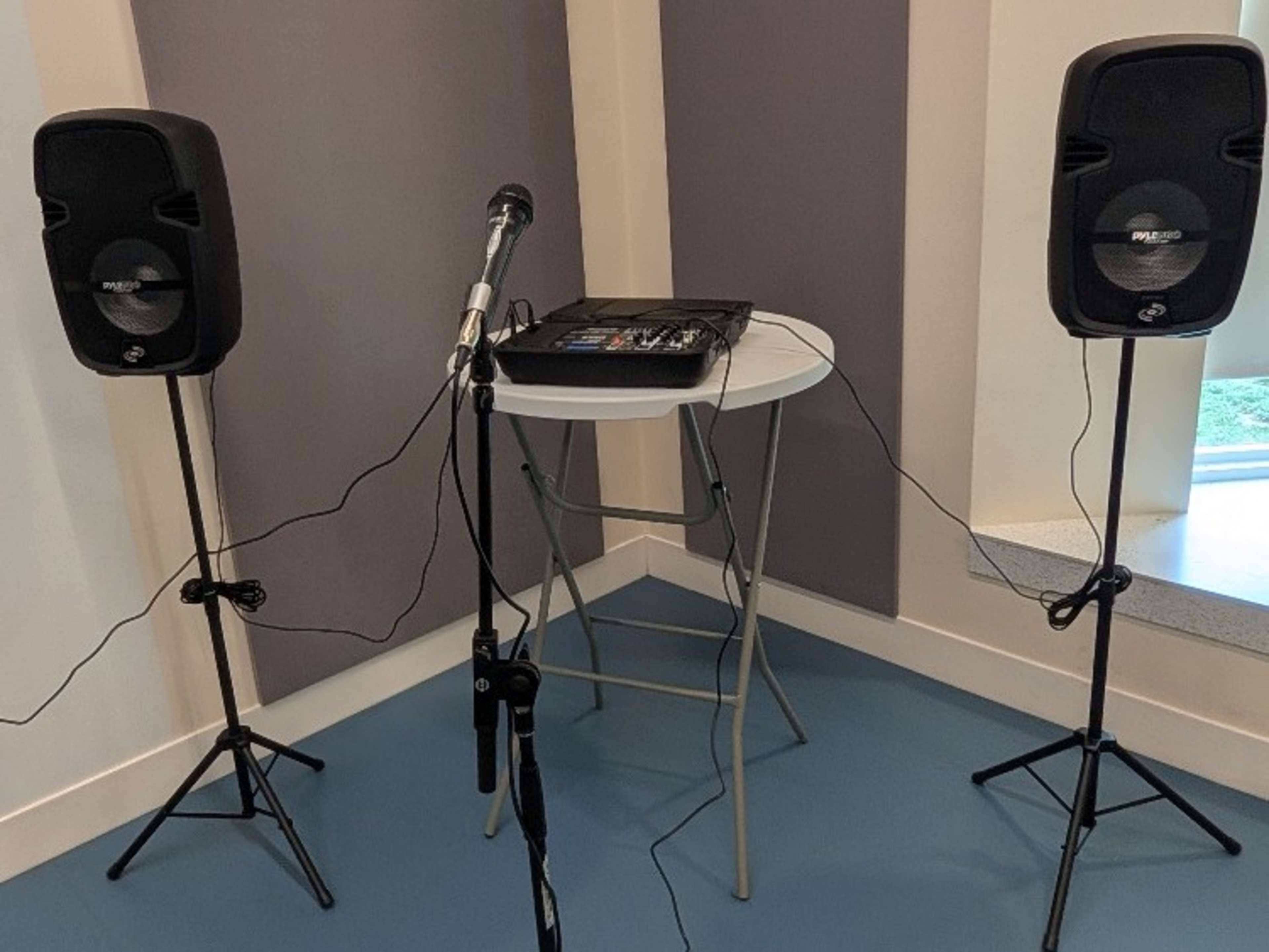 Bluetooth Speaker PA DJ Mixer - microphone & Stand