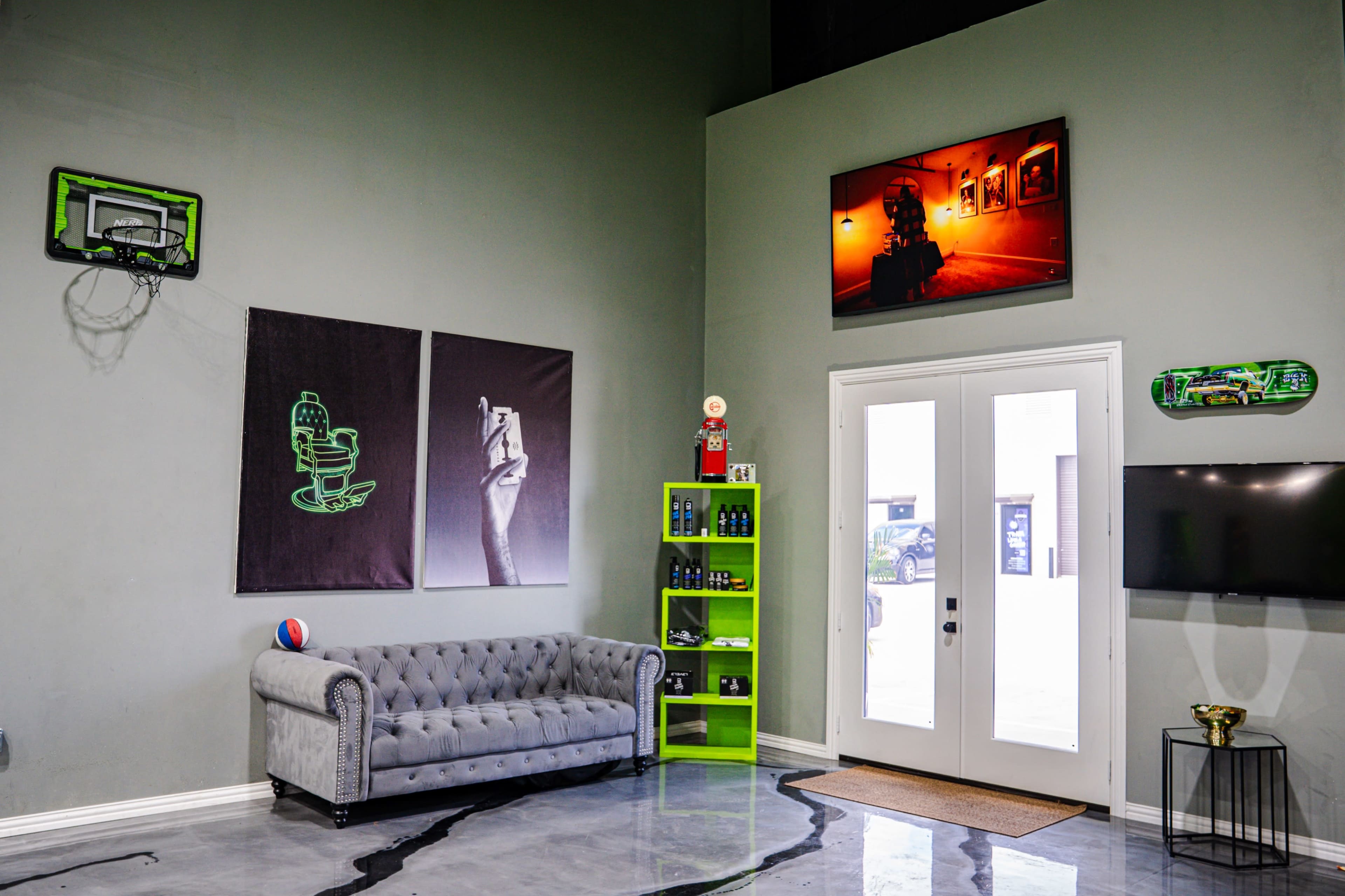 🏙️ Urban Green Creative Warehouse Near Downtown Houston – Aesthetic Barbershop & Event Space Image in Houston, houston, TX