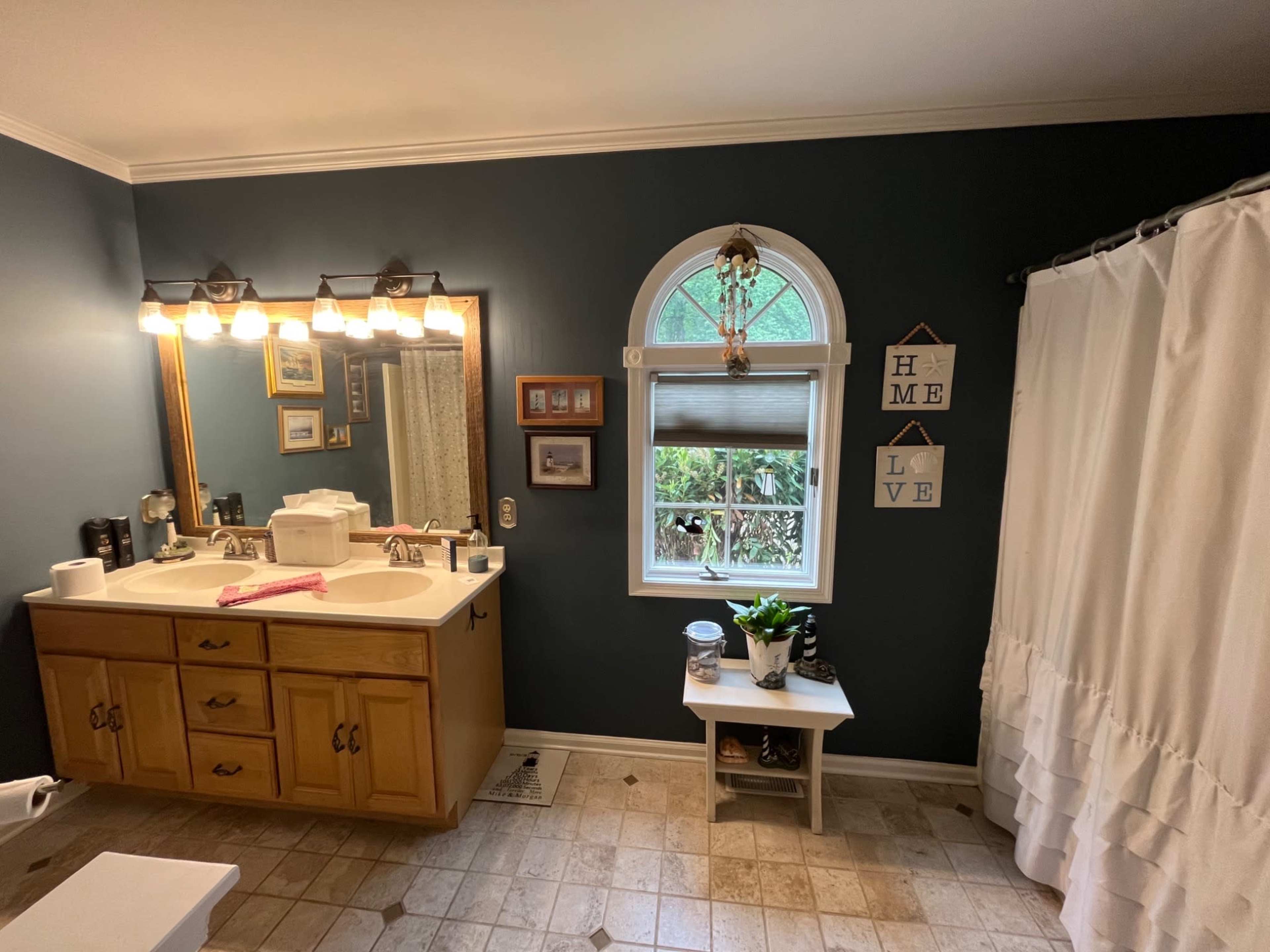 Scenic Sunrise Retreat with Floor-to-Ceiling Windows, Perfect for Gatherings, Micro Events, Shoots, and Workshops Image in , Perryville, MD