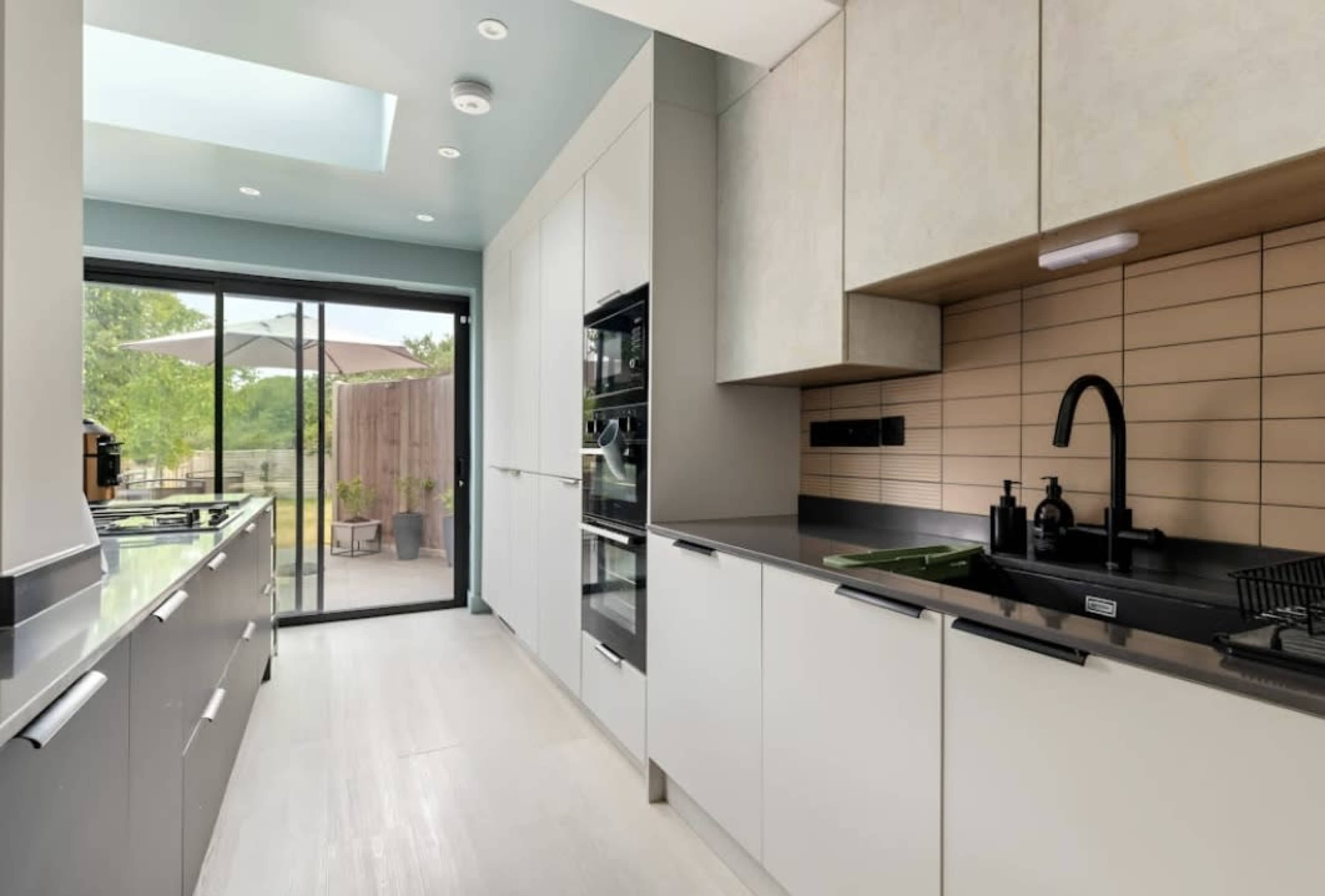 Modern Stylish Large Family Home with Large Garden Image in London, London, ENG