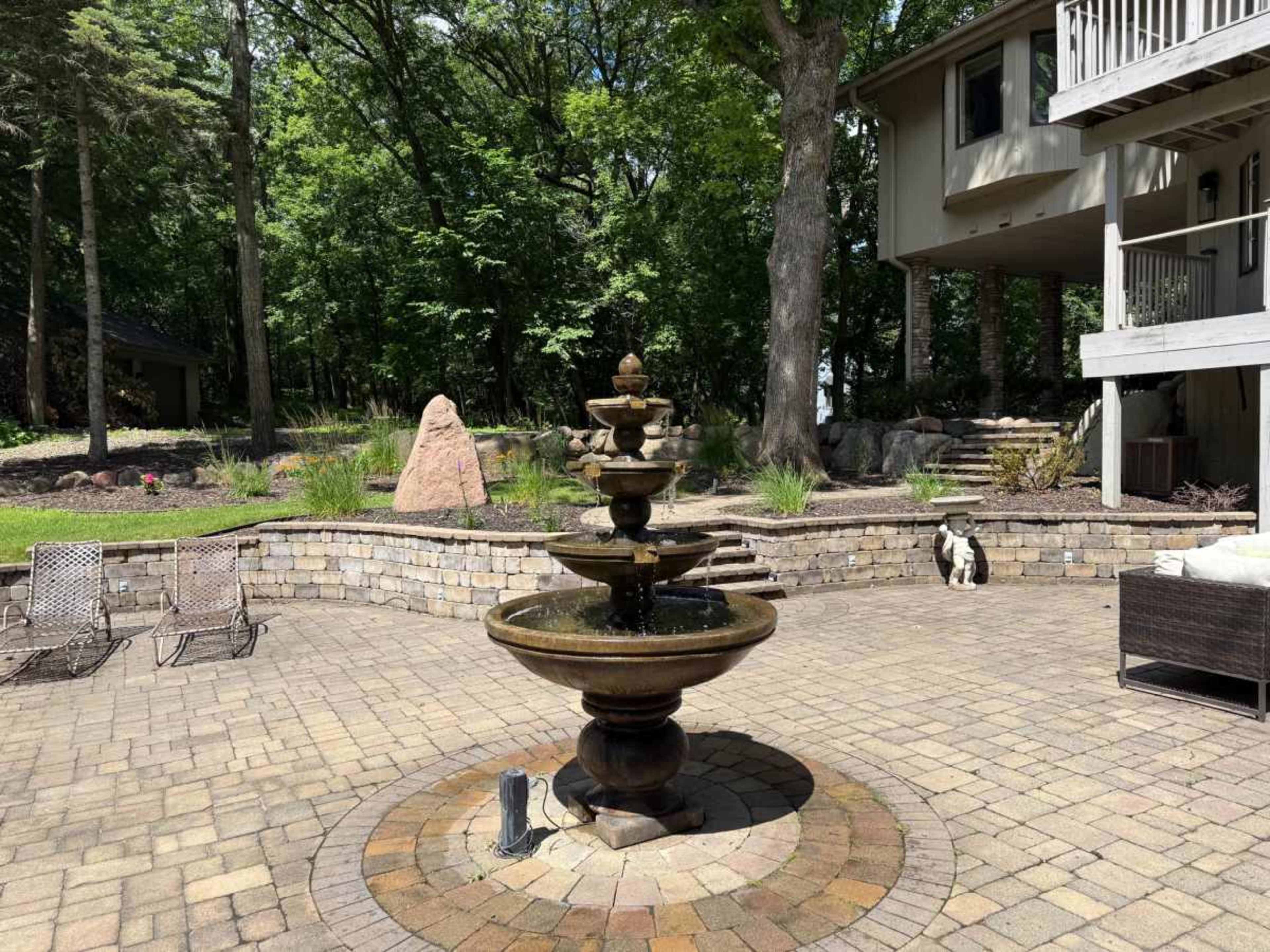 Large Mid-Century Modern home on acreage Image in Lakeville, Lakeville, MN