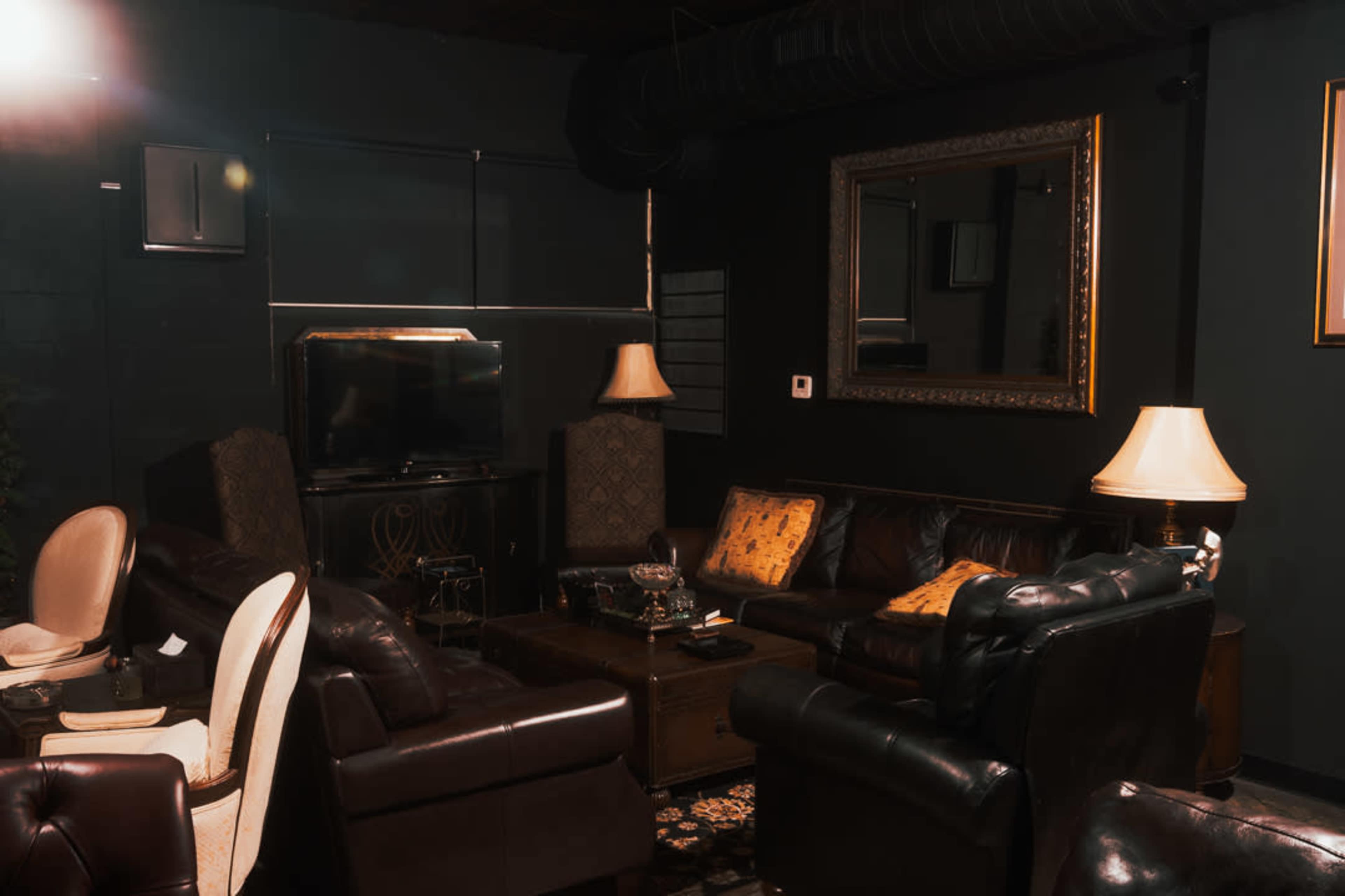 Executive Lounge with Distinctive Ambiance Image in Midtown - Westport, Kansas City, MO