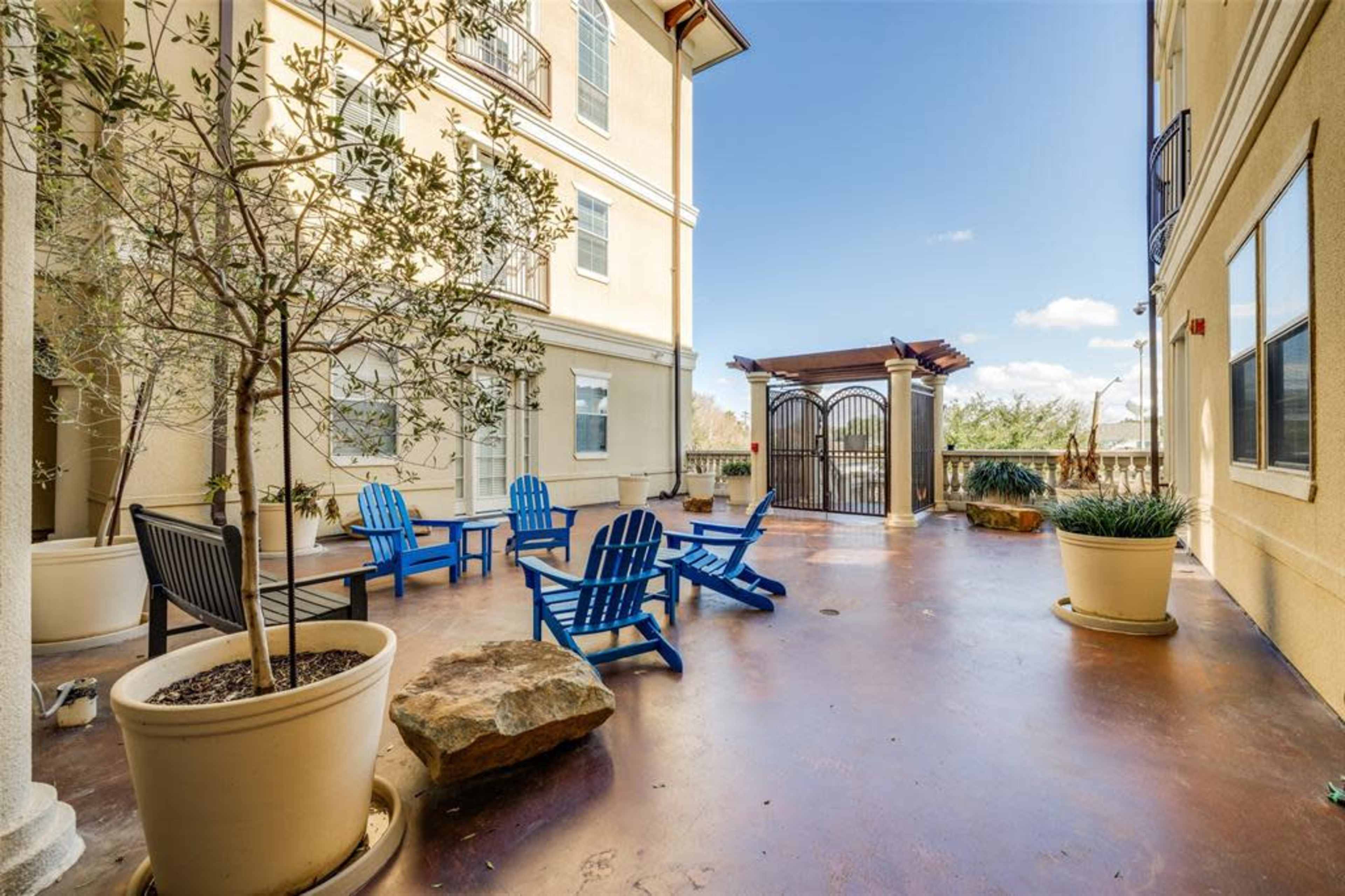 Contemporary Loft with Natural Lighting and City View Image in Gulfton, Houston, TX