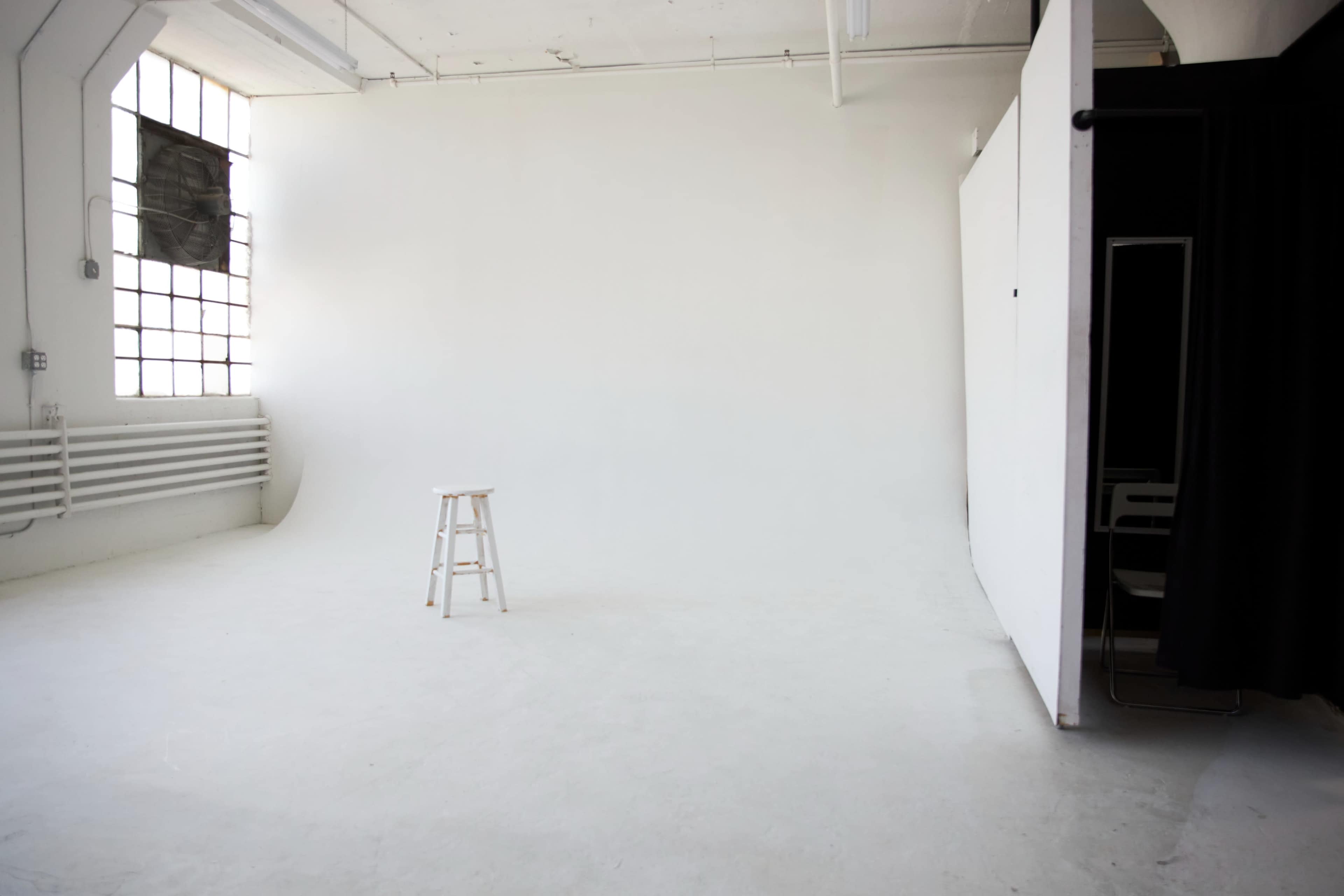 Large Daylight Studio White CYC wall / free Parking Image in West Side, Jersey City, NJ