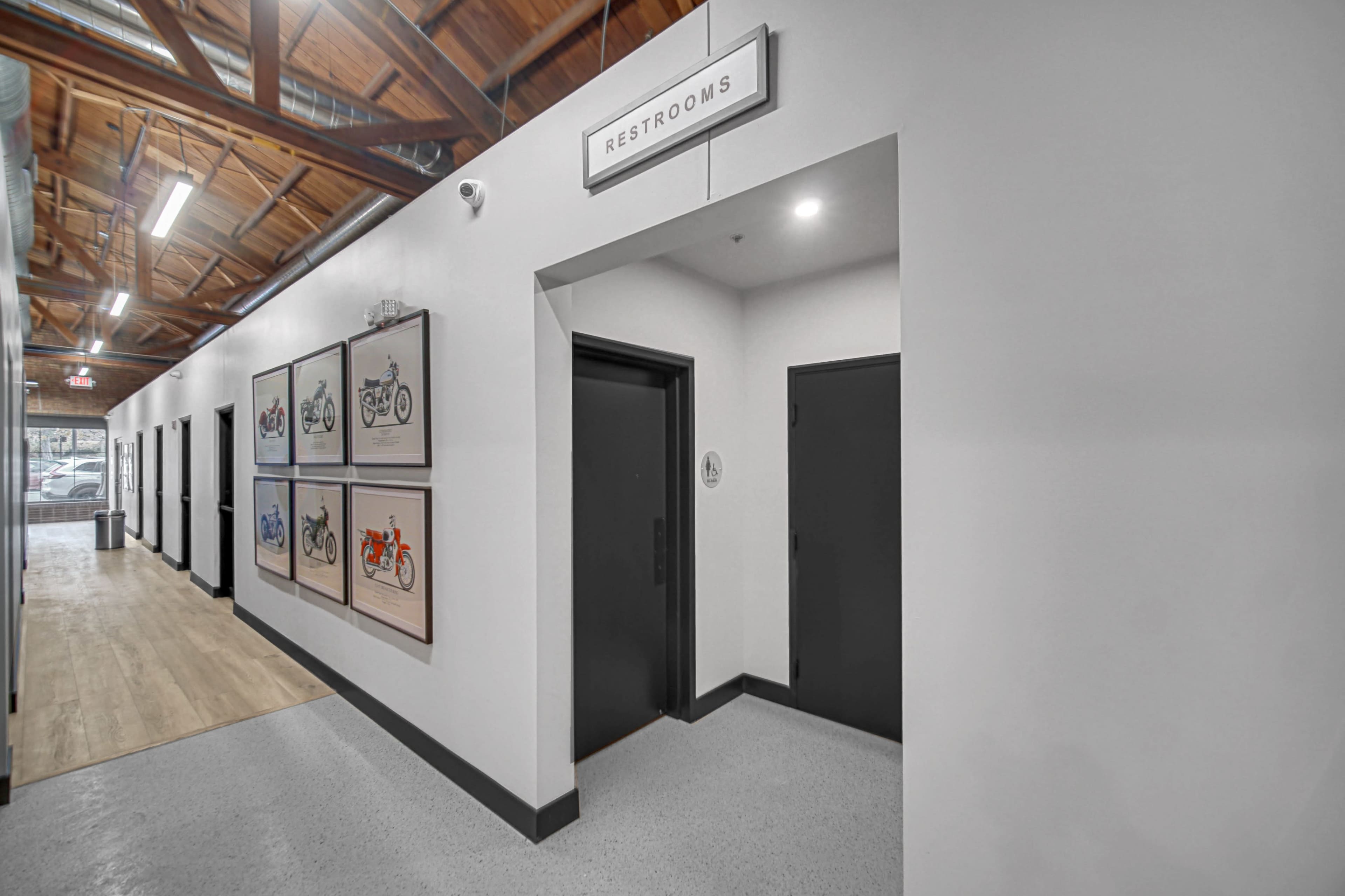 CLASSY MODERN 4-PERSON HUDDLE ROOM in downtown Libetyville Image in Libertyville Township, Libertyville, IL