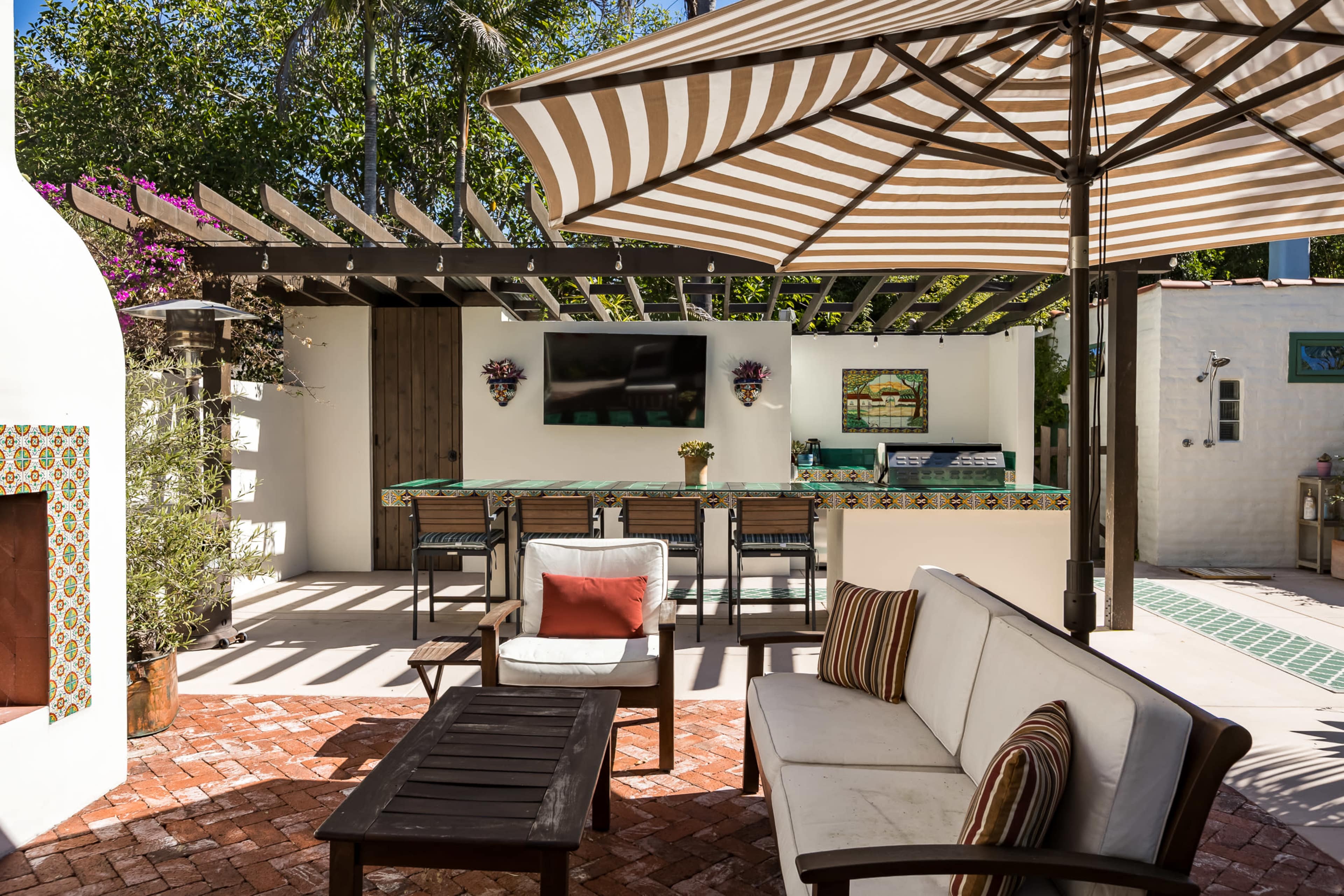 Mexican resort-style patio courtyard with attached casita, Encinitas, CA |  Event | Peerspace, image size:3840x2561