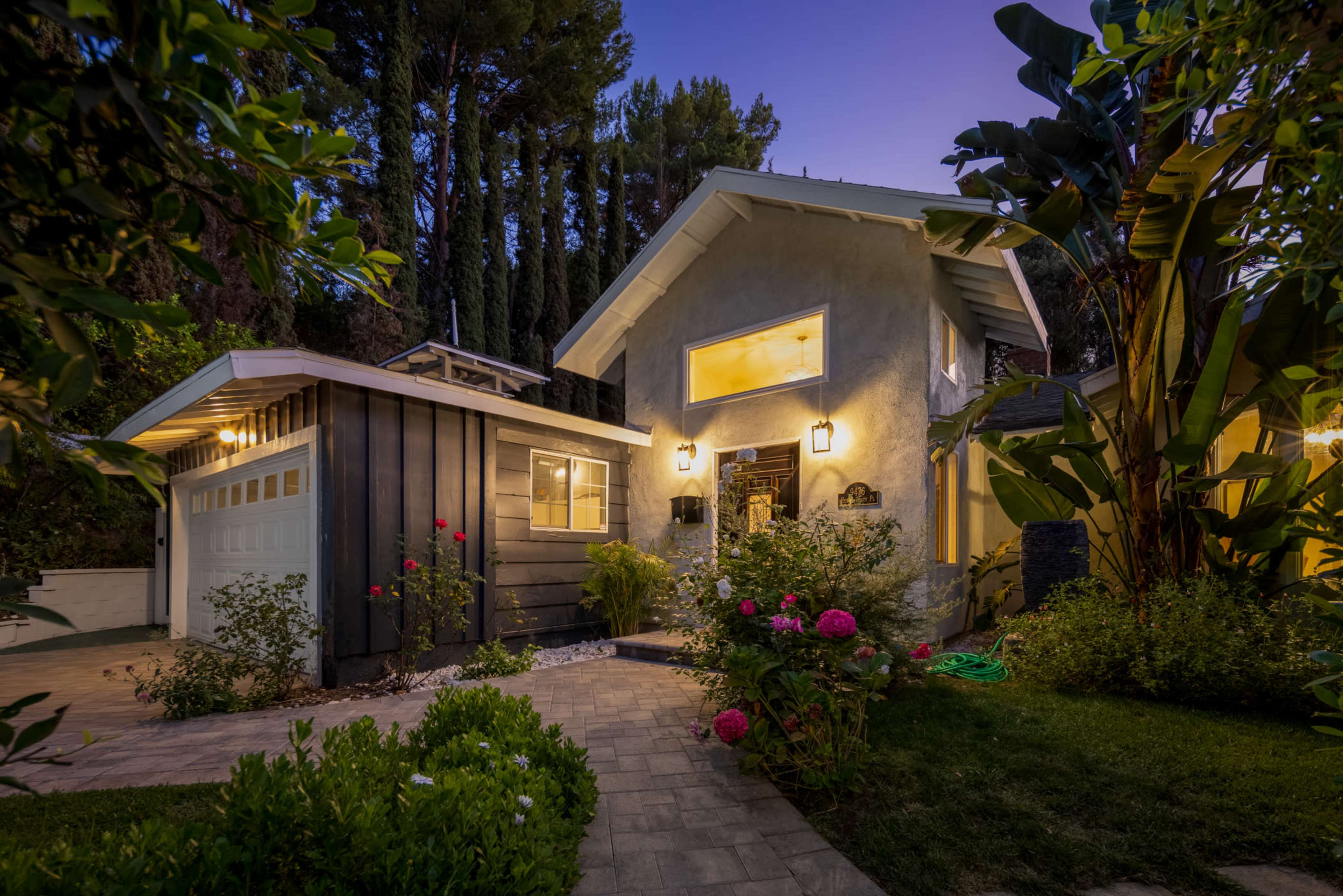 HIDDEN VALLEY MIDCENTURY BUNGALOW/MOODY INTERIOR Image in Beverly Crest, Los Angeles, CA