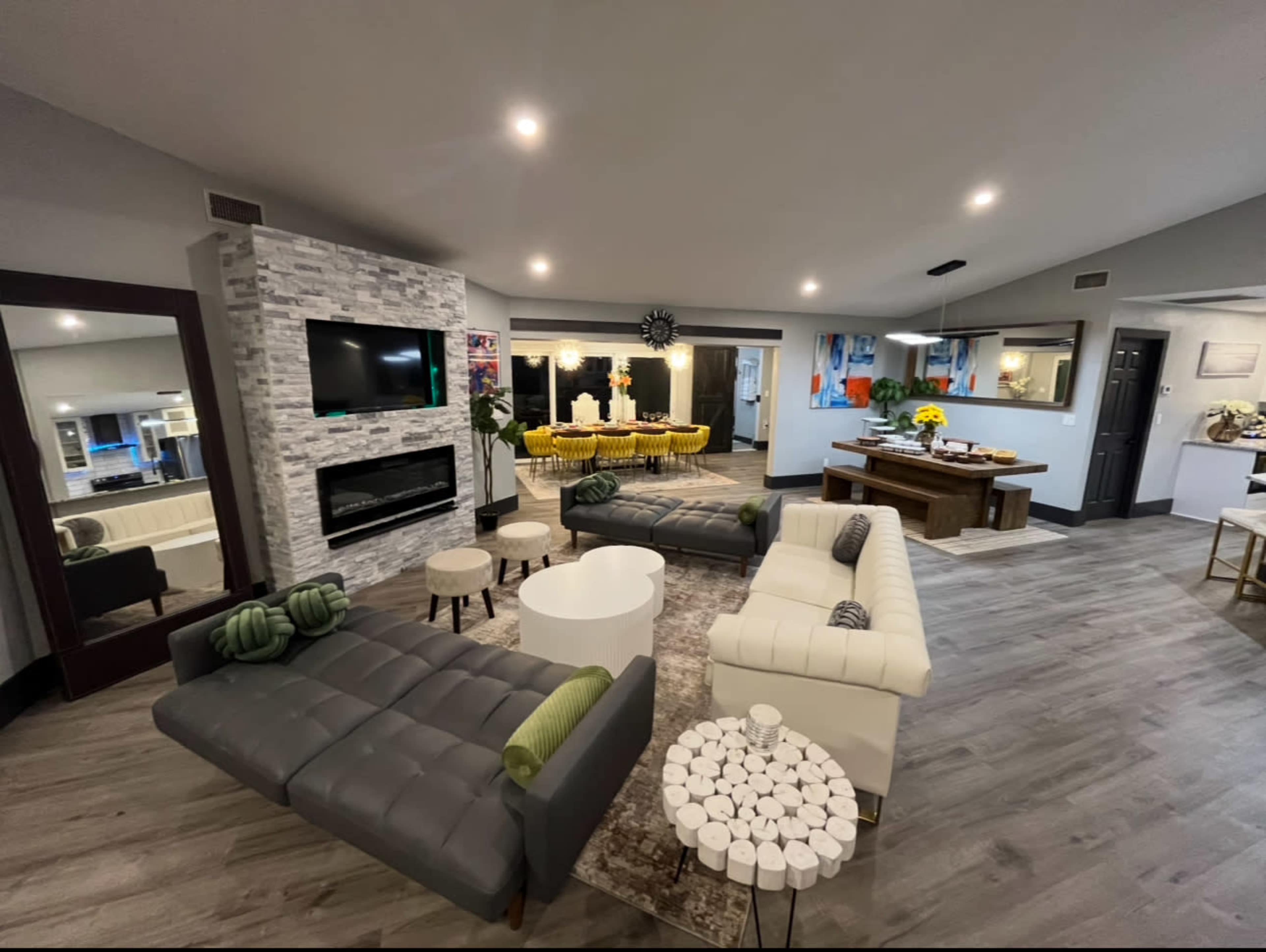 Modern house with Resort Venue  by the Mackinac Canal Image in Hancock, Cape coral, FL