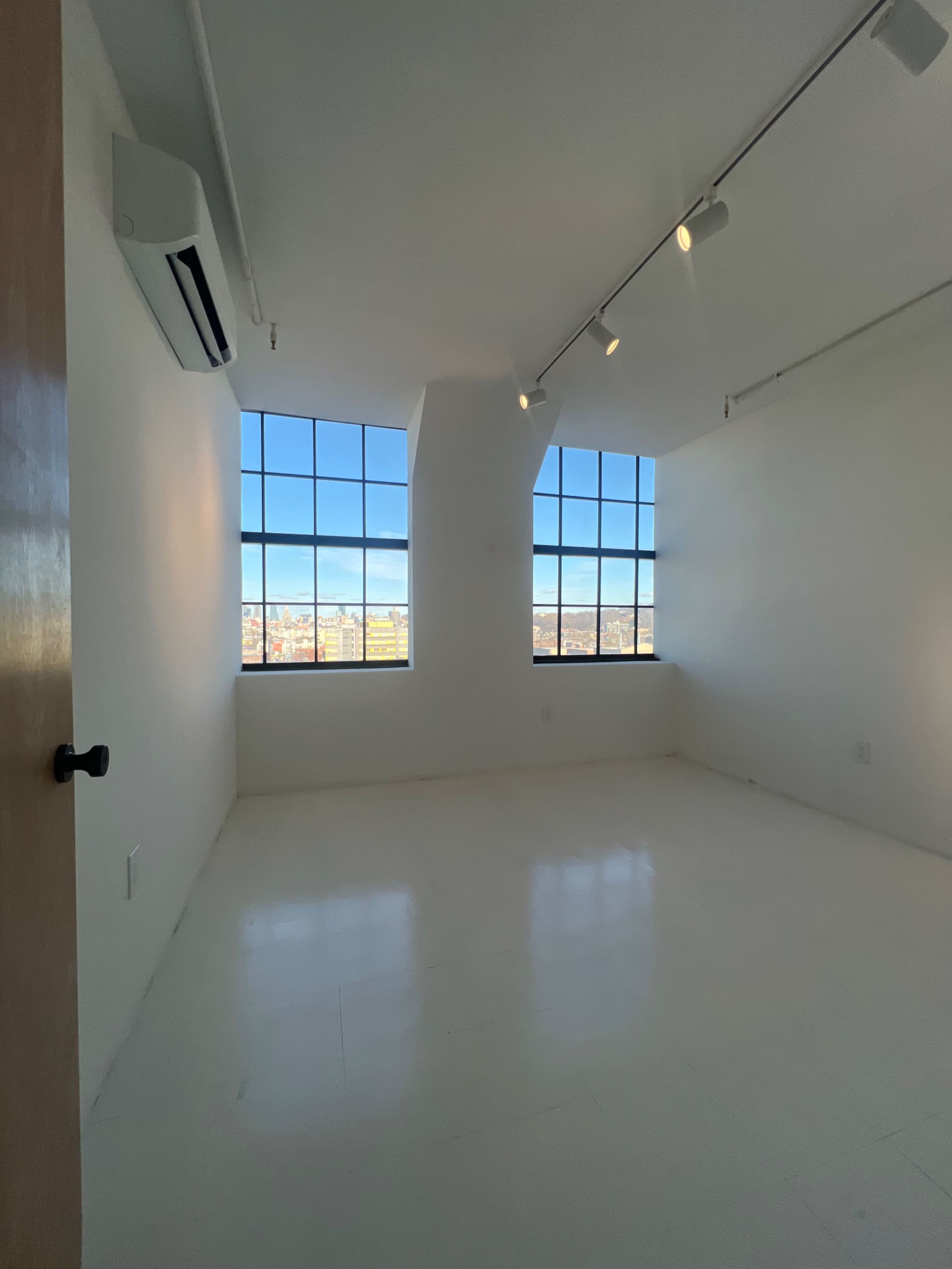 Bright Versatile Photo Studio with Amenities | Perfect for Creatives Image in Sunset Park, BROOKLYN, NY