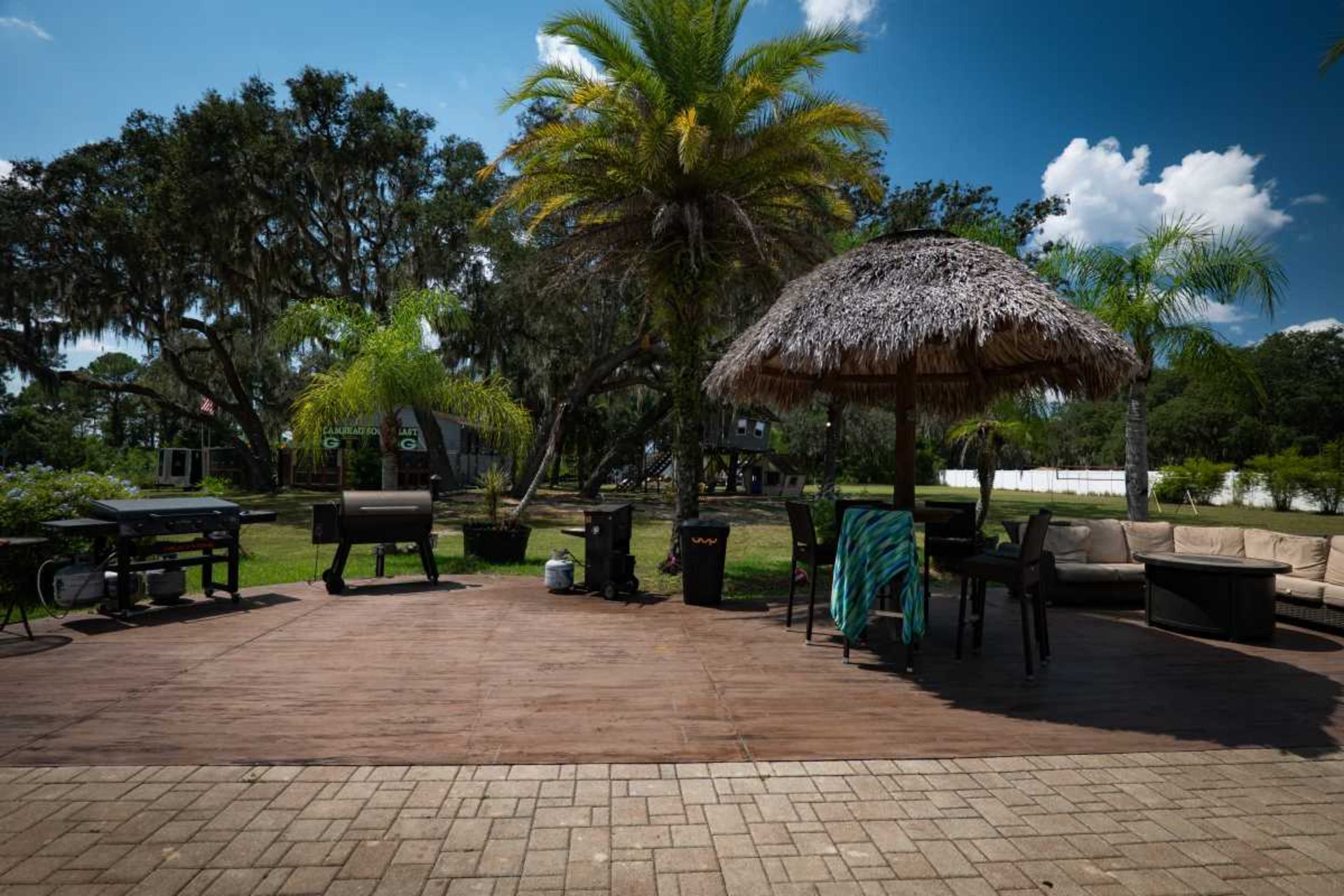 Suburban House with multiple studios and pool. Image in , Leesburg, FL