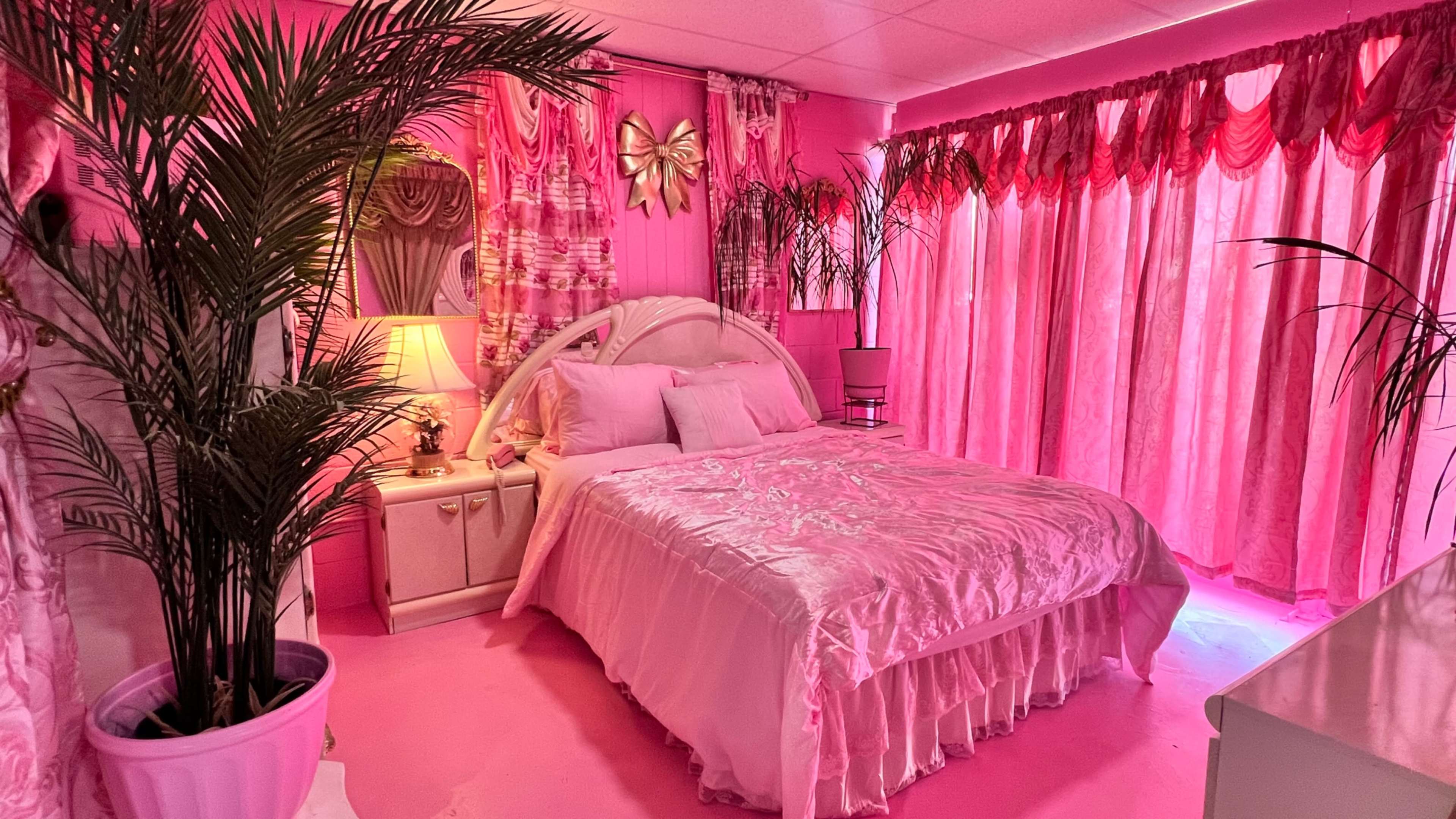 Vintage Content Studio w/ Multiple Retro Sets | 80s, Eclectic & Bold Backdrops Image in Highland Hills, Mesquite, TX