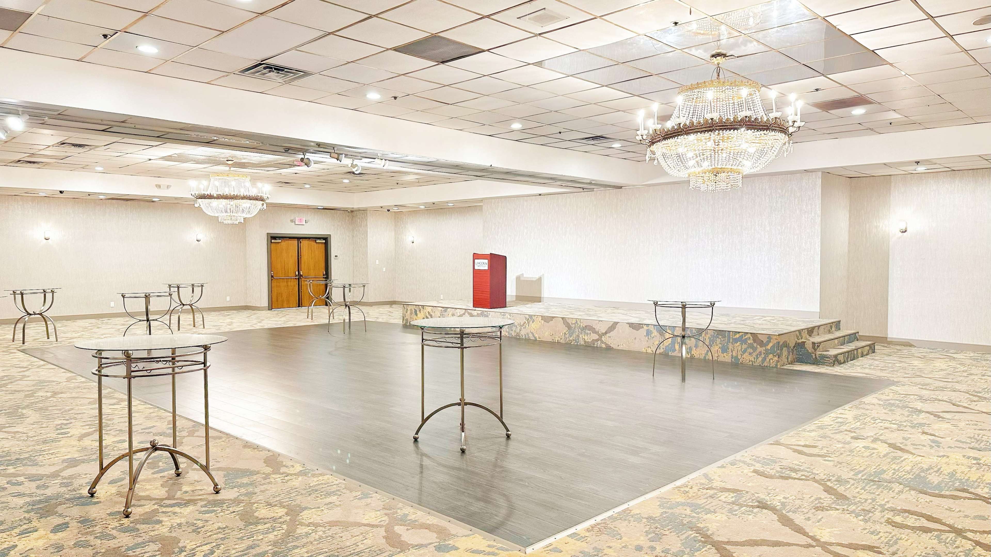 5400 SQ FT Ballroom great for meeting/events/party Image in Monterey Park, Monterey Park, CA