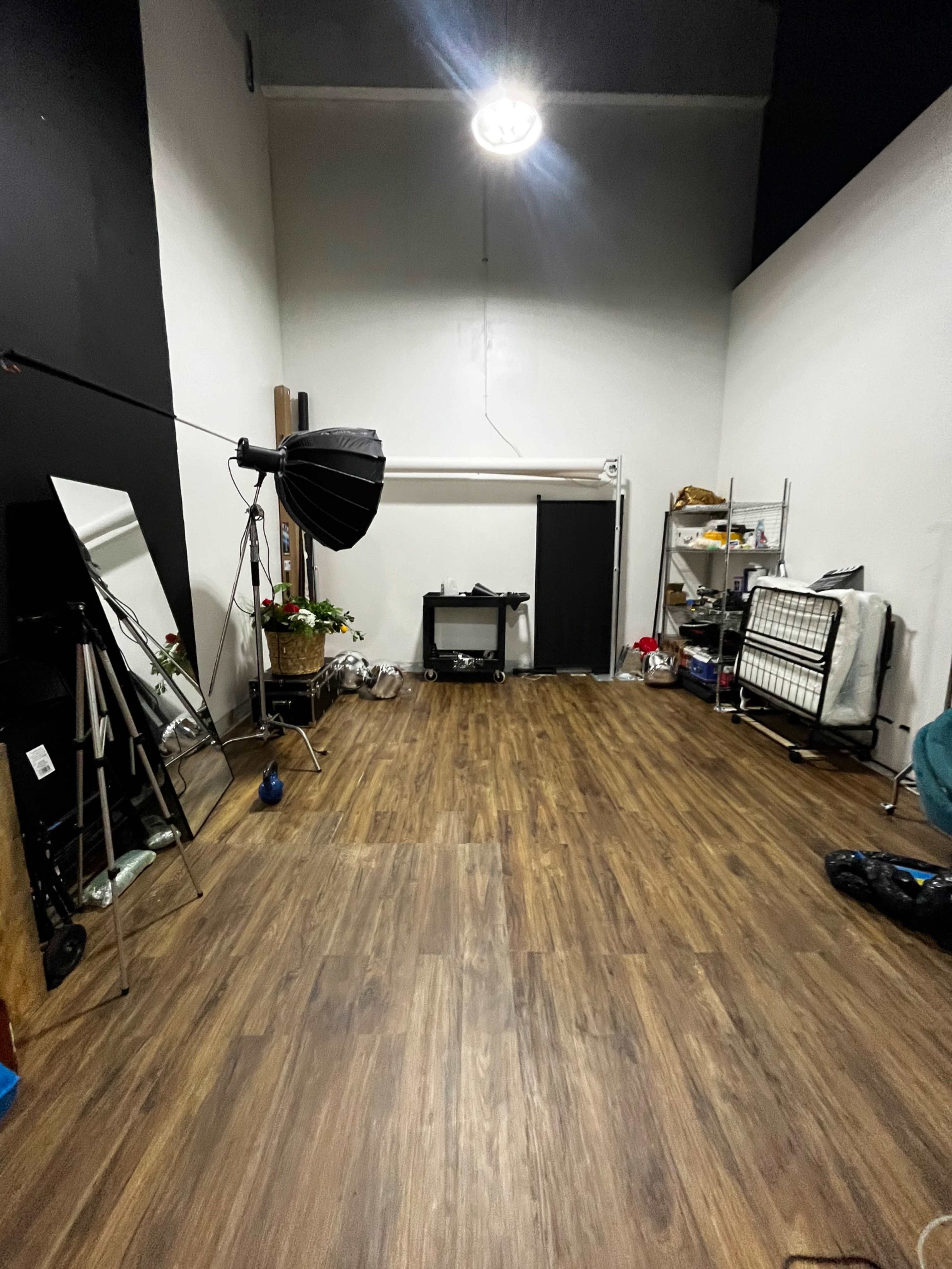 Spacious Creative Space with Inclusive Lighting Equipment Image in Ridgewood, Ridgewood, NY