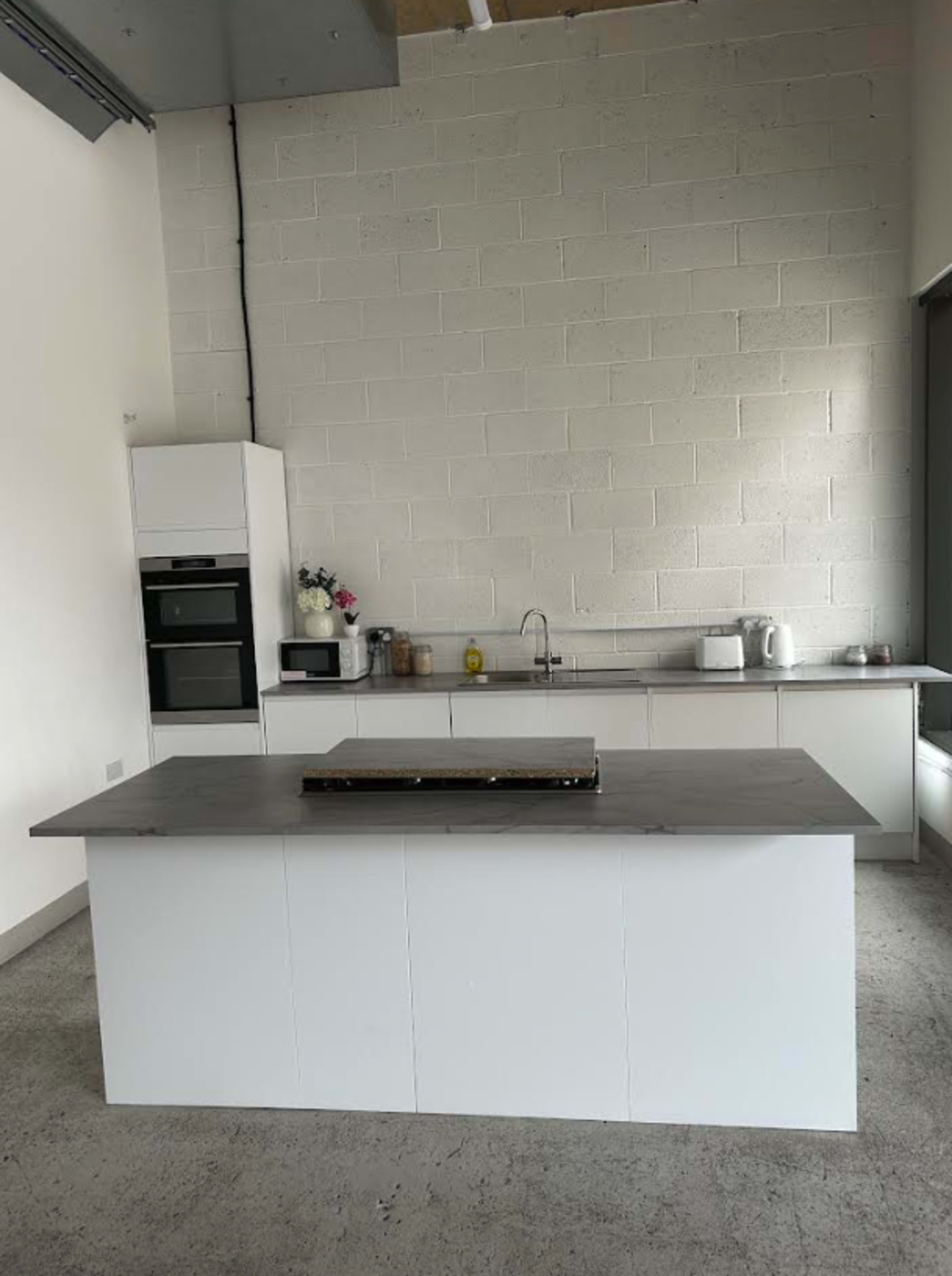 Blank canvas dry hire studio Image in London, Canning Town, ENG