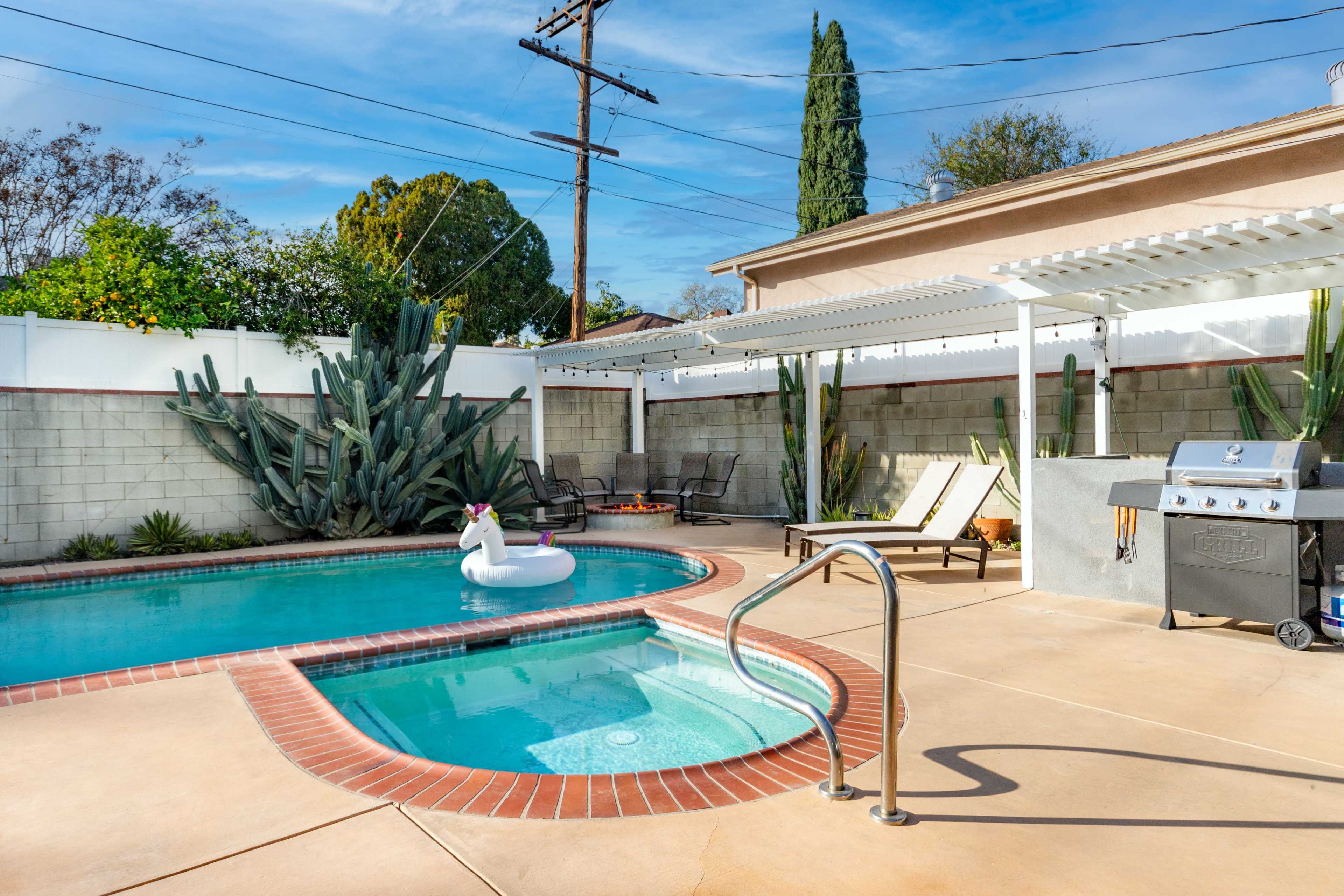 Versatile space with POOL-JACUZZI for Filming & Meetings Near Burbank Image in North Hollywood, Los Angeles, CA